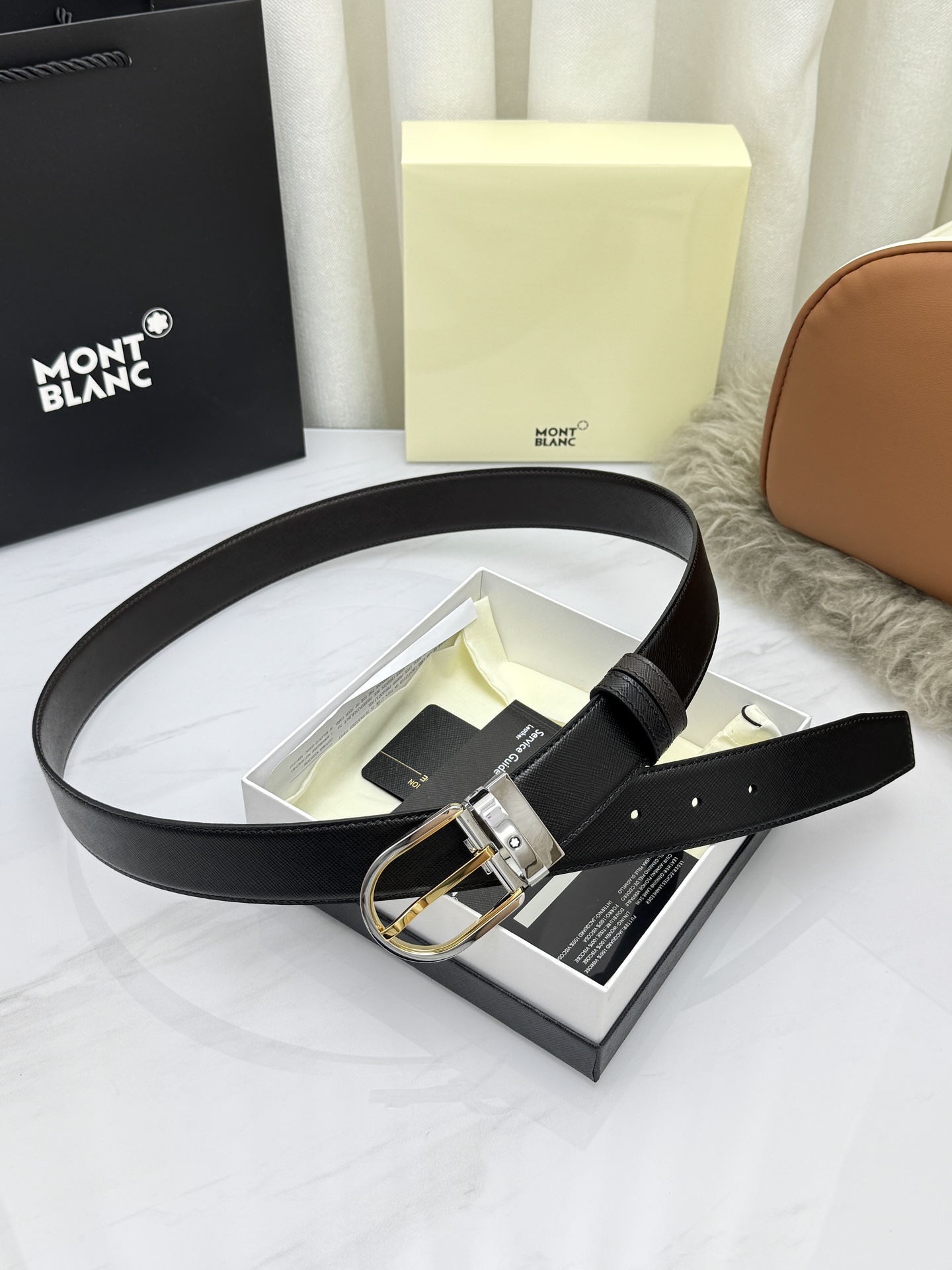 Montblanc万宝龙 宽3.5cm 采用头层牛皮 精品针式扣头 自由裁剪商务休闲皮带👉