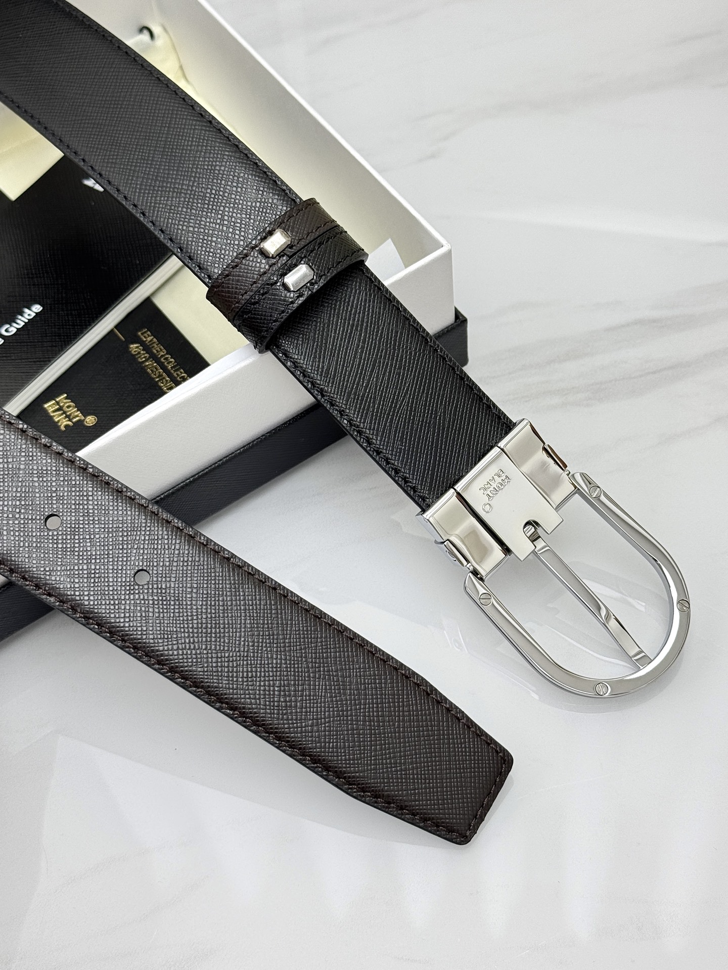 Montblanc万宝龙 宽3.5cm 采用头层牛皮 精品针式扣头 自由裁剪商务休闲皮带👉