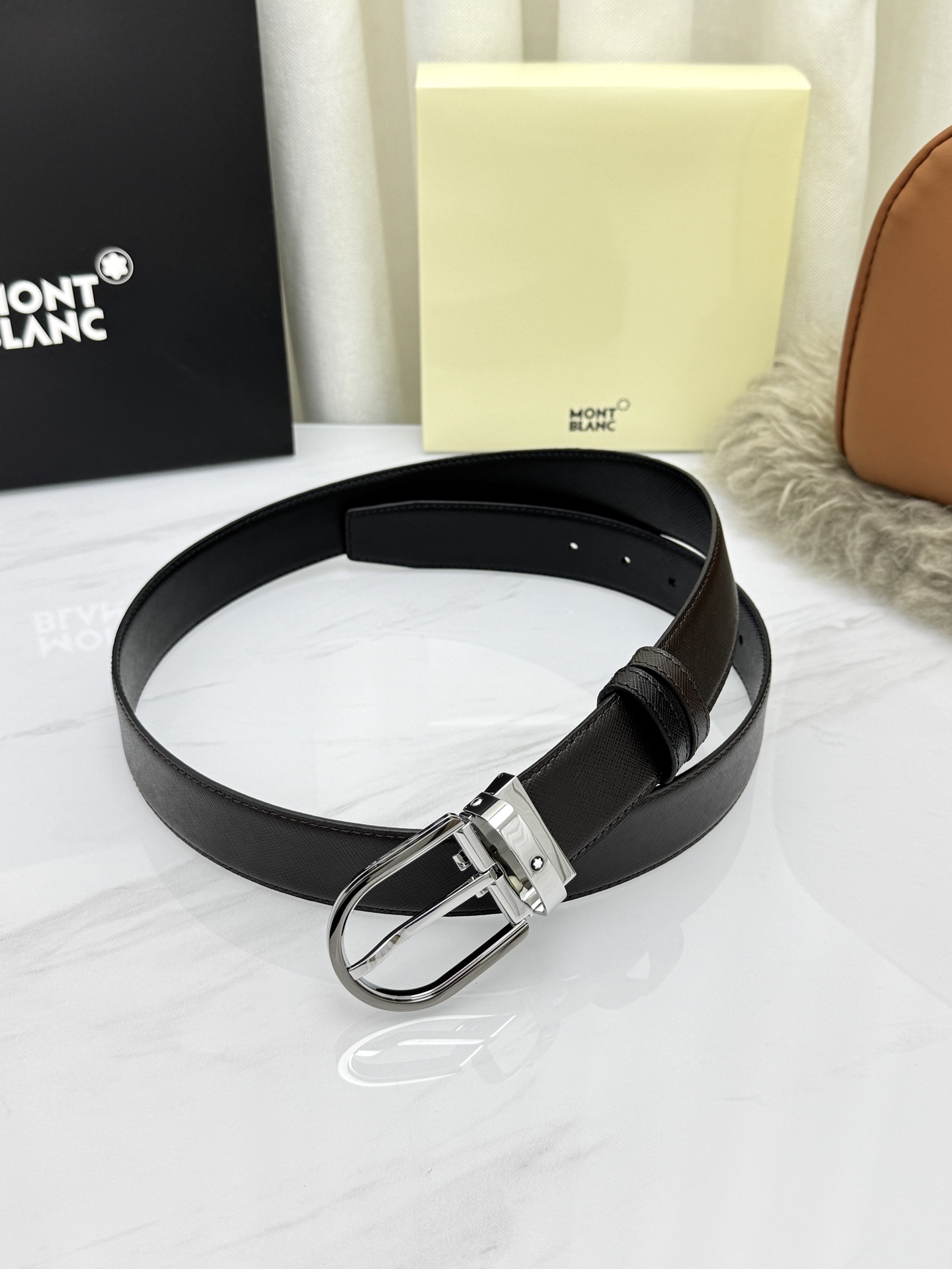 Montblanc万宝龙 宽3.5cm 采用头层牛皮 精品针式扣头 自由裁剪商务休闲皮带👉
