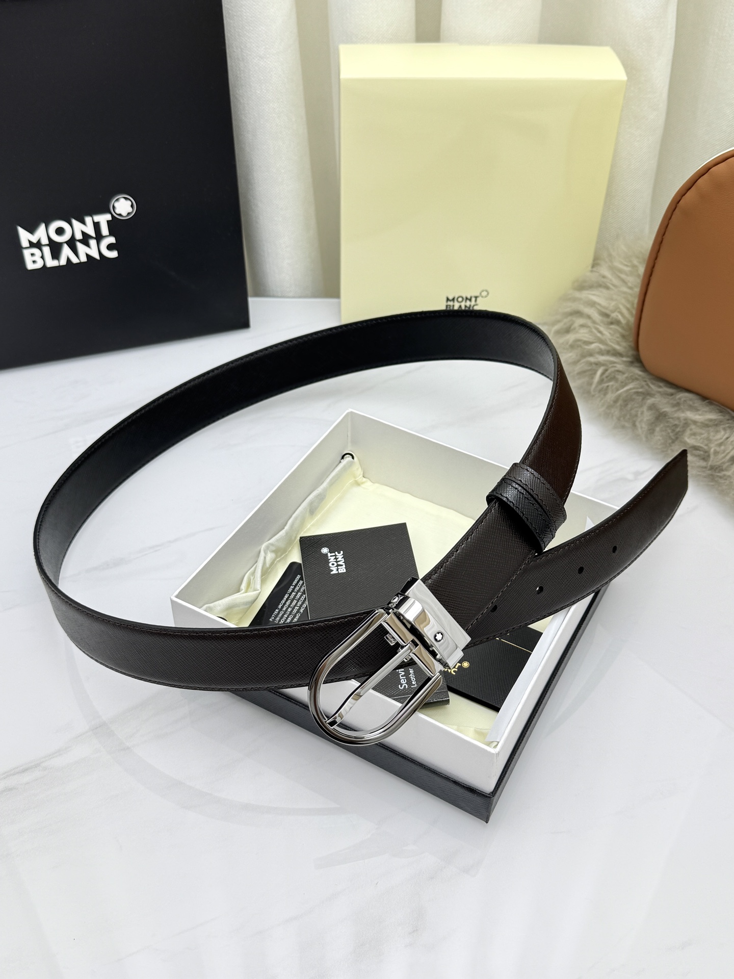Montblanc万宝龙 宽3.5cm 采用头层牛皮 精品针式扣头 自由裁剪商务休闲皮带👉