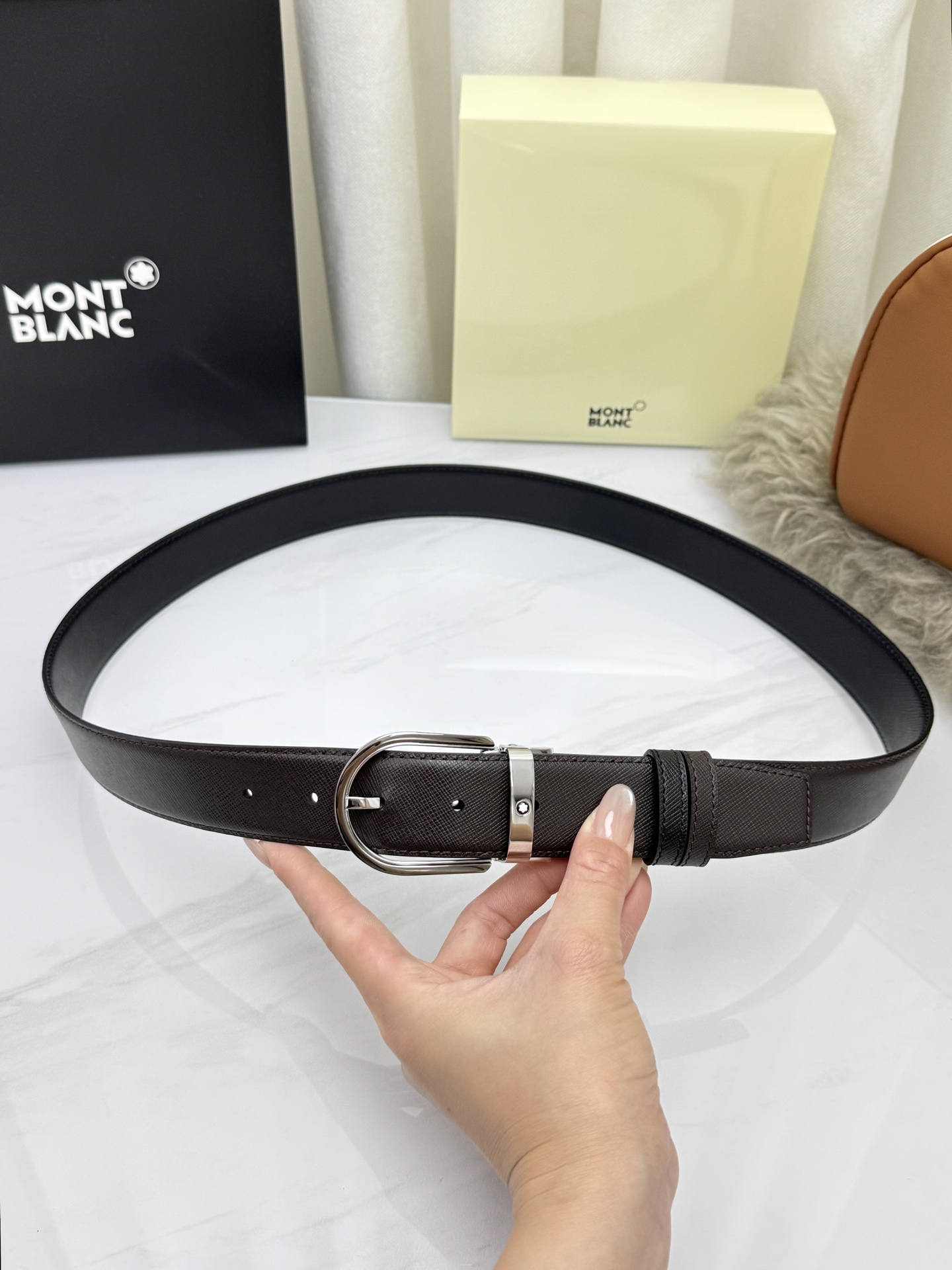 Montblanc万宝龙 宽3.5cm 采用头层牛皮 精品针式扣头 自由裁剪商务休闲皮带👉