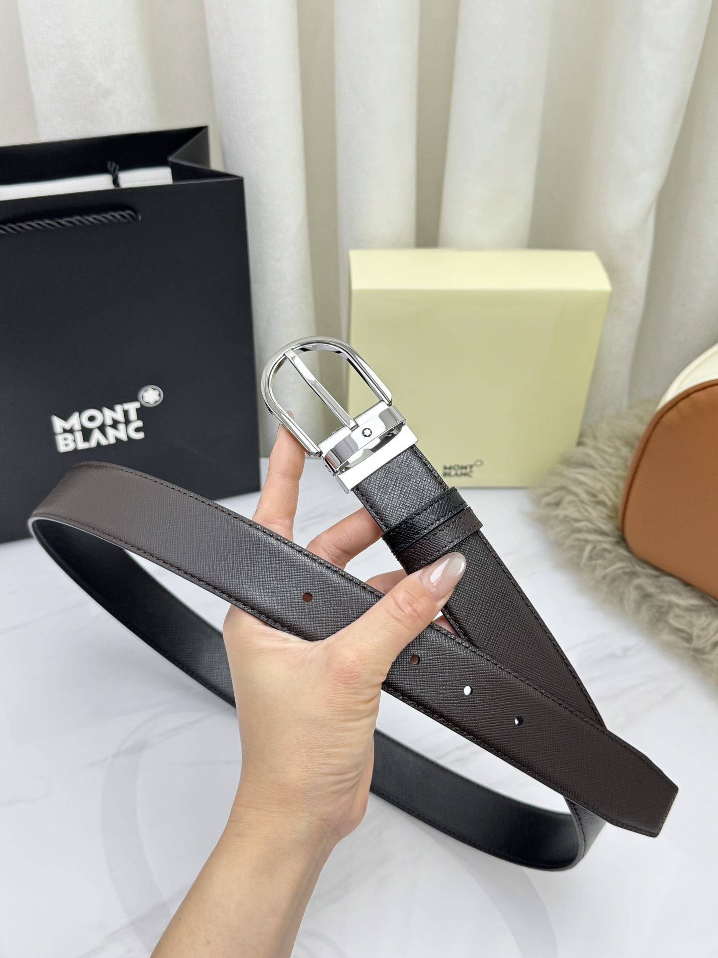 Montblanc万宝龙 宽3.5cm 采用头层牛皮 精品针式扣头 自由裁剪商务休闲皮带👉