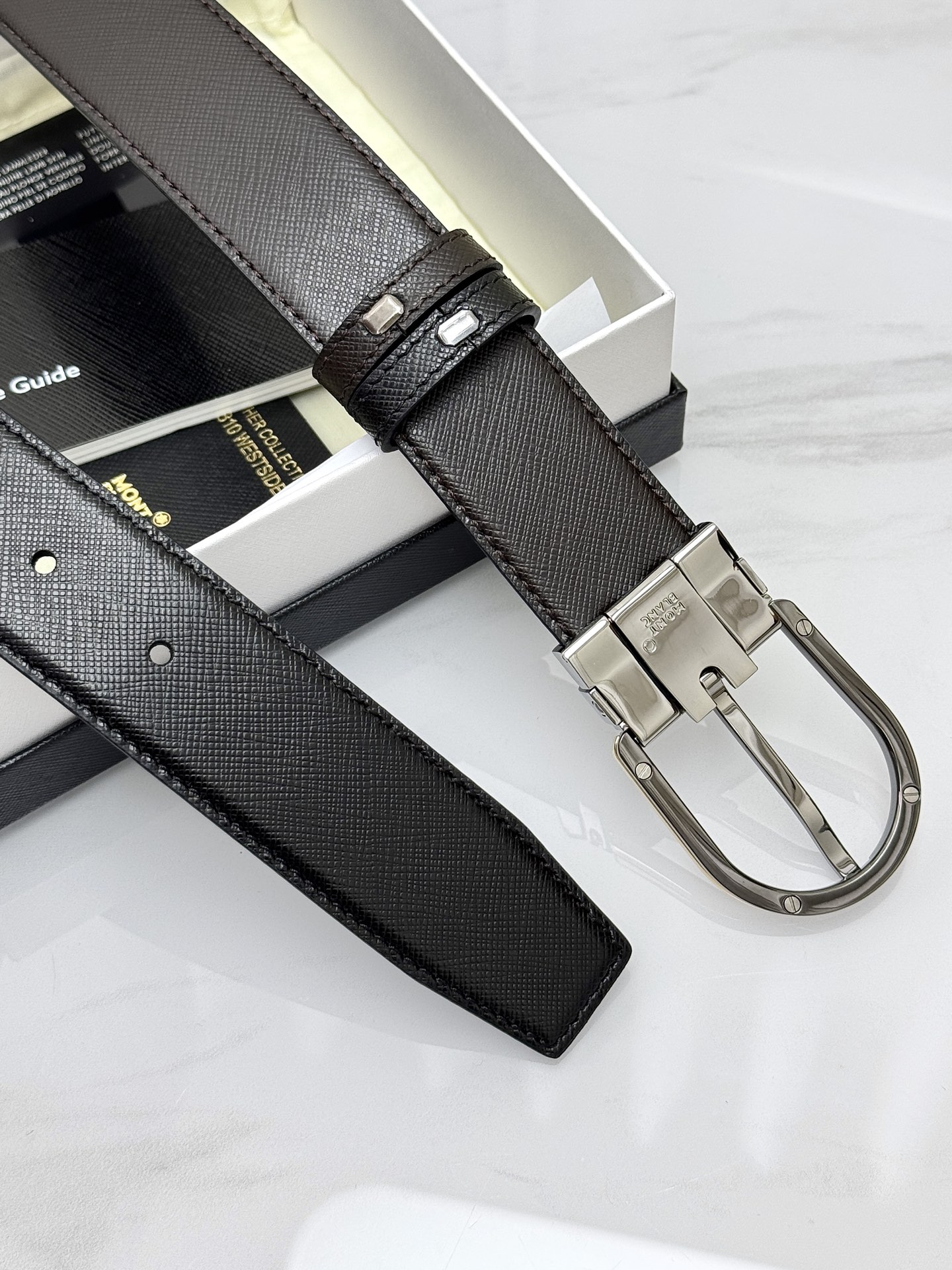 Montblanc万宝龙 宽3.5cm 采用头层牛皮 精品针式扣头 自由裁剪商务休闲皮带👉