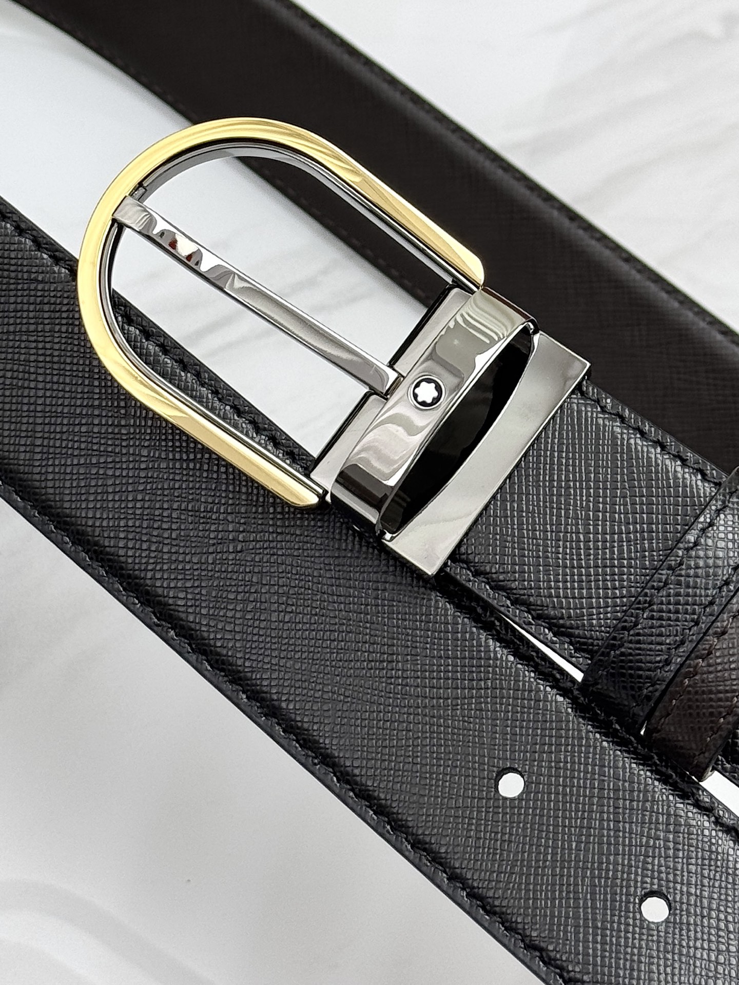 Montblanc万宝龙 宽3.5cm 采用头层牛皮 精品针式扣头 自由裁剪商务休闲皮带👉