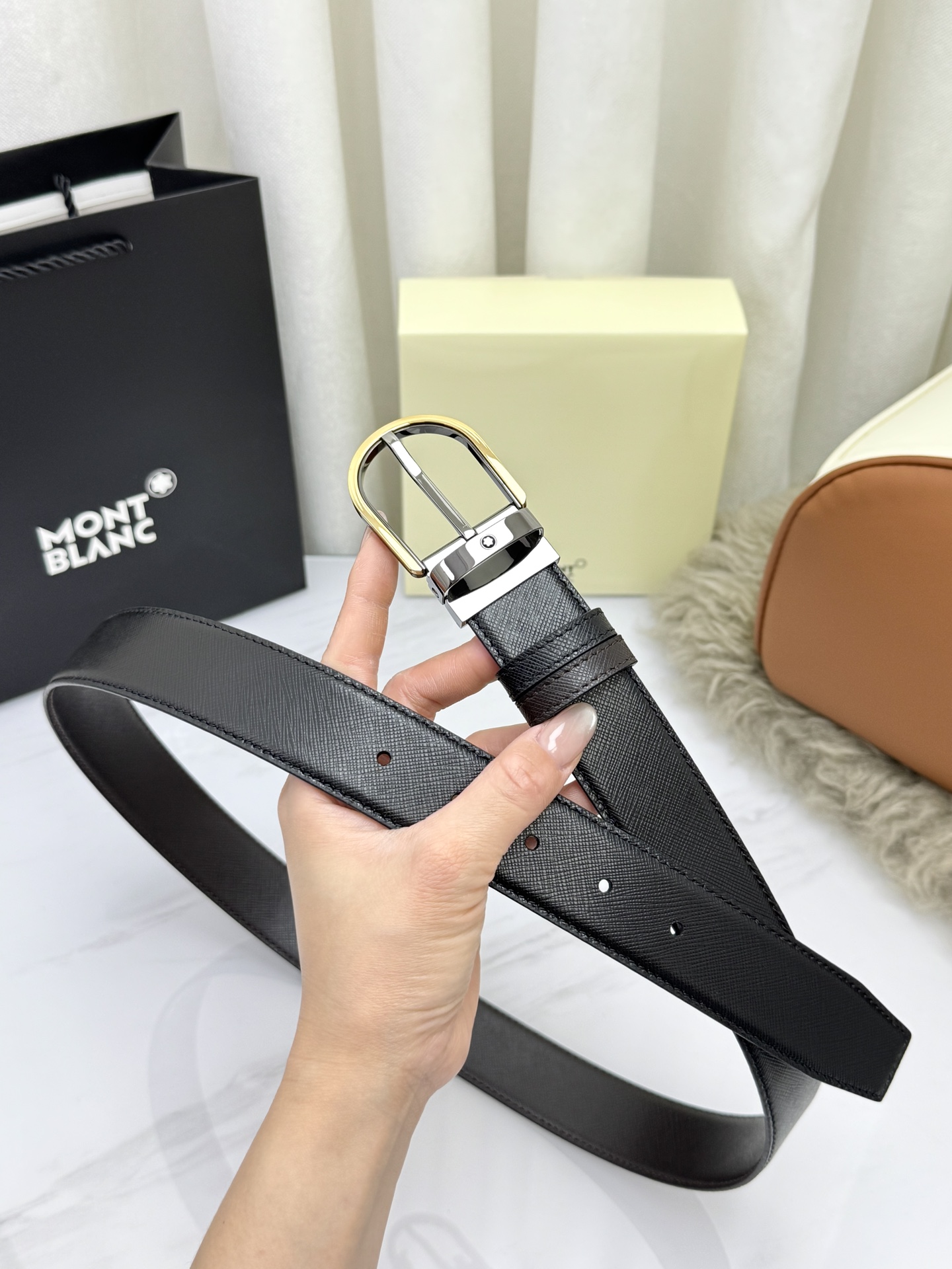 Montblanc万宝龙 宽3.5cm 采用头层牛皮 精品针式扣头 自由裁剪商务休闲皮带👉