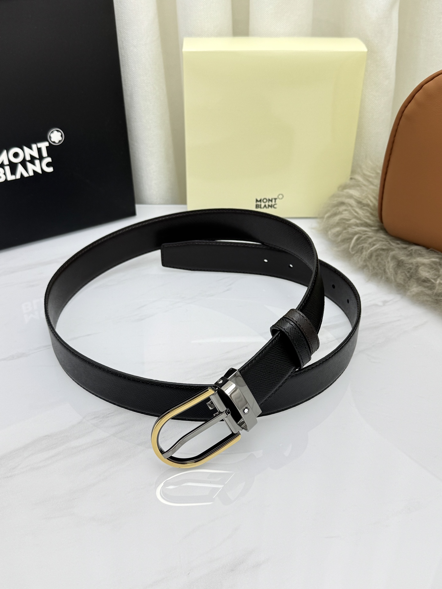 Montblanc万宝龙 宽3.5cm 采用头层牛皮 精品针式扣头 自由裁剪商务休闲皮带👉