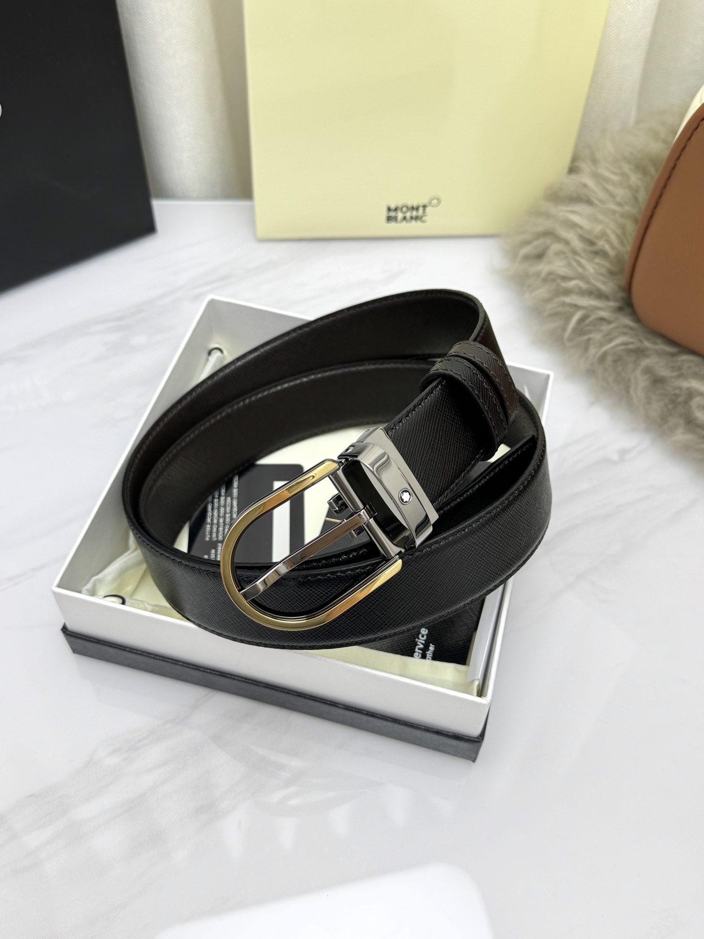 Montblanc万宝龙 宽3.5cm 采用头层牛皮 精品针式扣头 自由裁剪商务休闲皮带👉