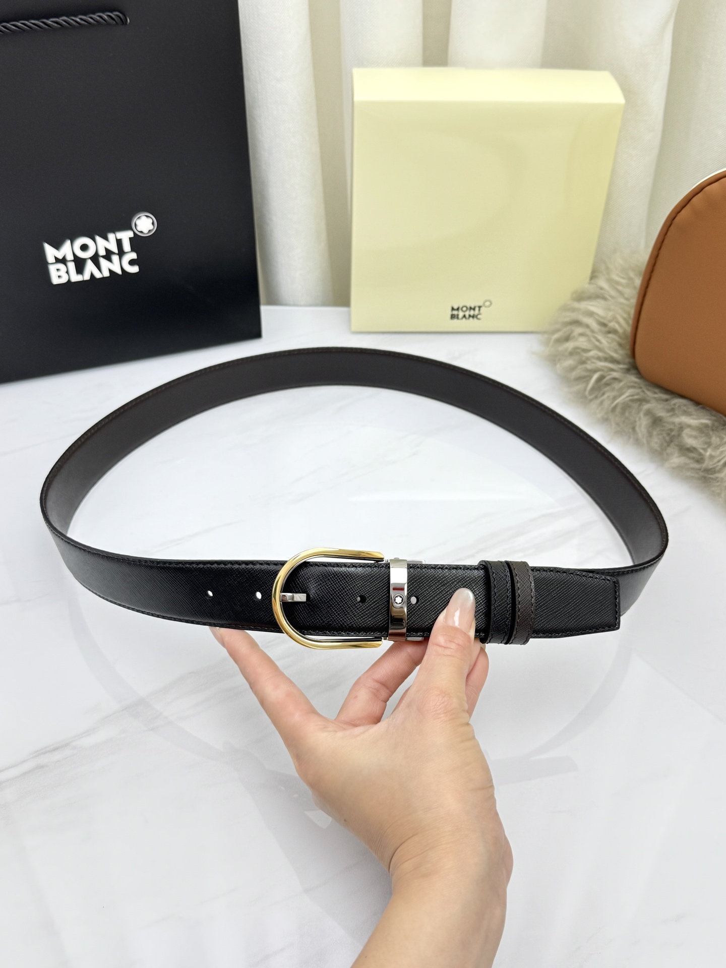Montblanc万宝龙 宽3.5cm 采用头层牛皮 精品针式扣头 自由裁剪商务休闲皮带👉