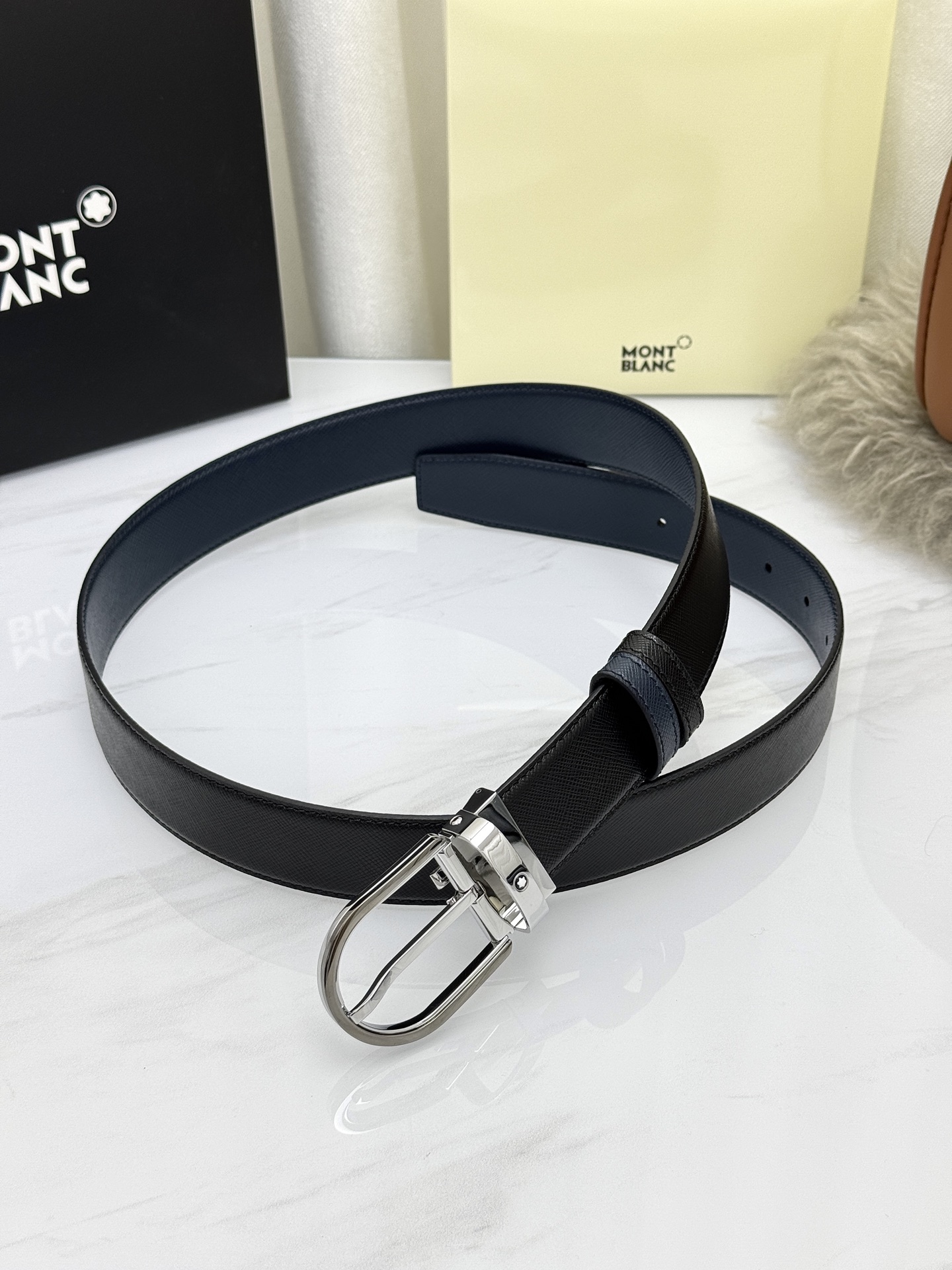 Montblanc万宝龙 宽3.5cm 采用头层牛皮 精品针式扣头 自由裁剪商务休闲皮带👉