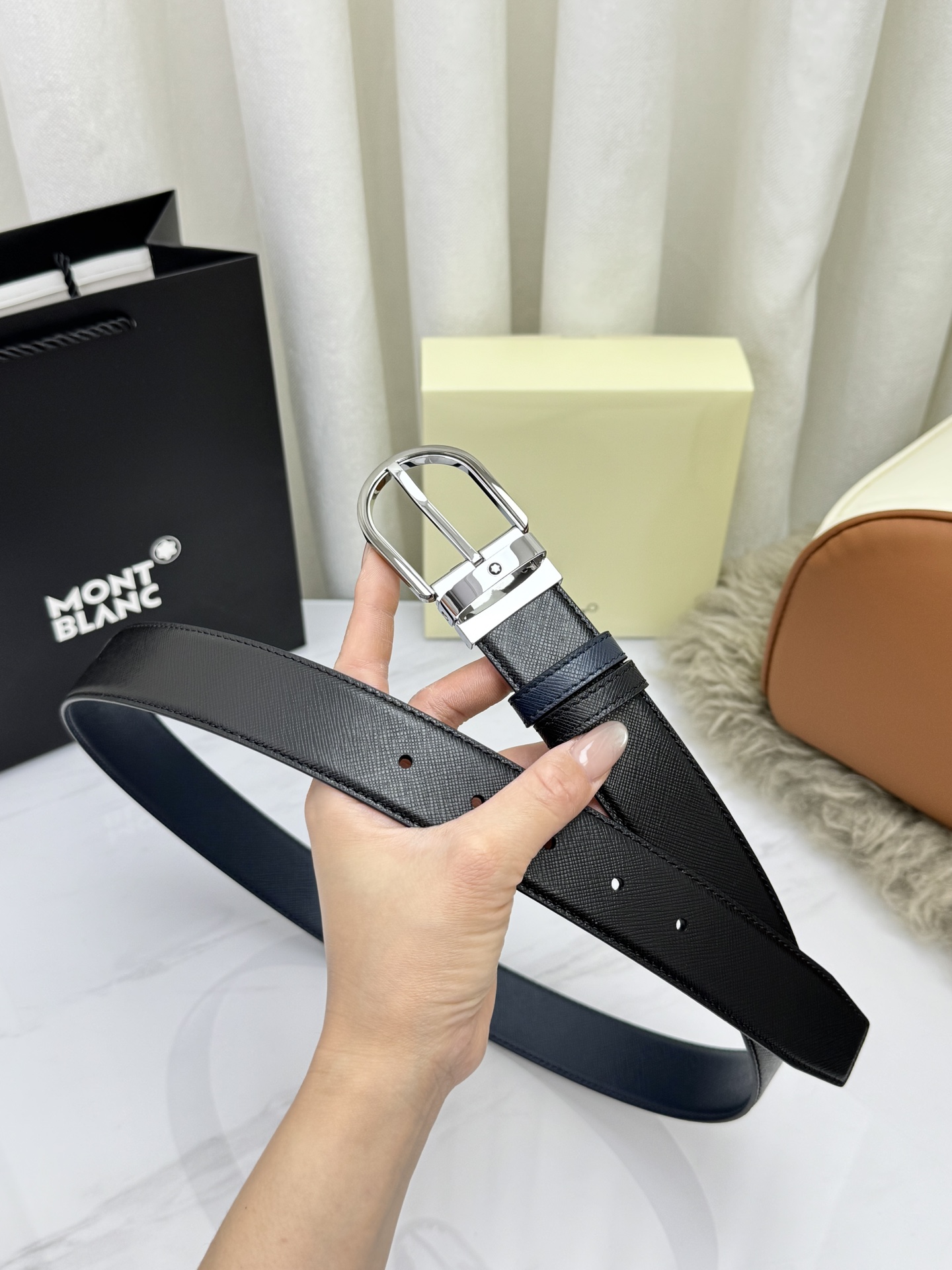 Montblanc万宝龙 宽3.5cm 采用头层牛皮 精品针式扣头 自由裁剪商务休闲皮带👉