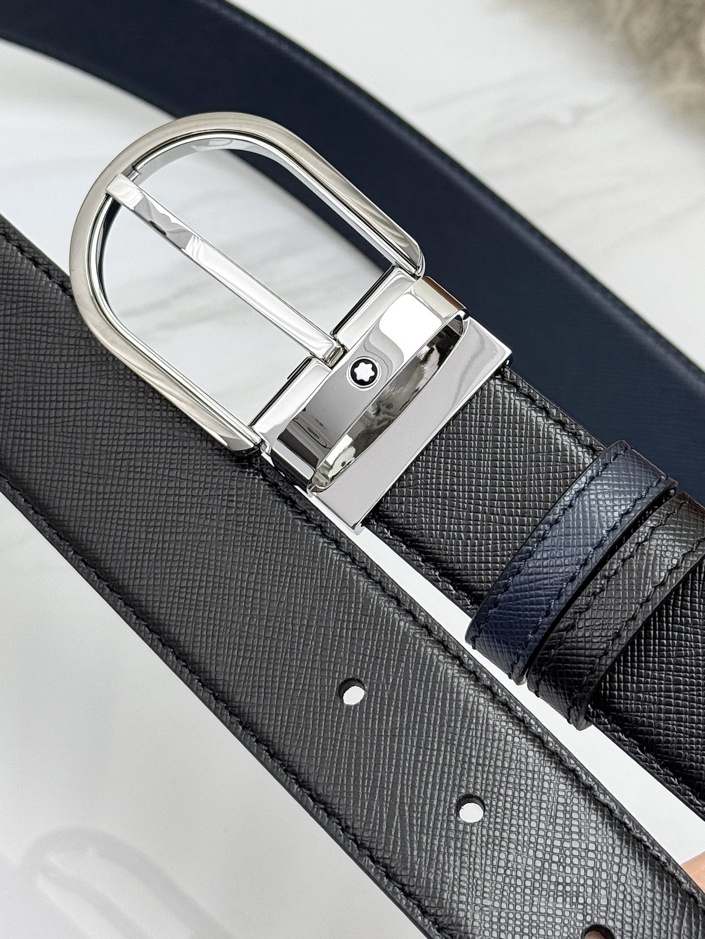 Montblanc万宝龙 宽3.5cm 采用头层牛皮 精品针式扣头 自由裁剪商务休闲皮带👉
