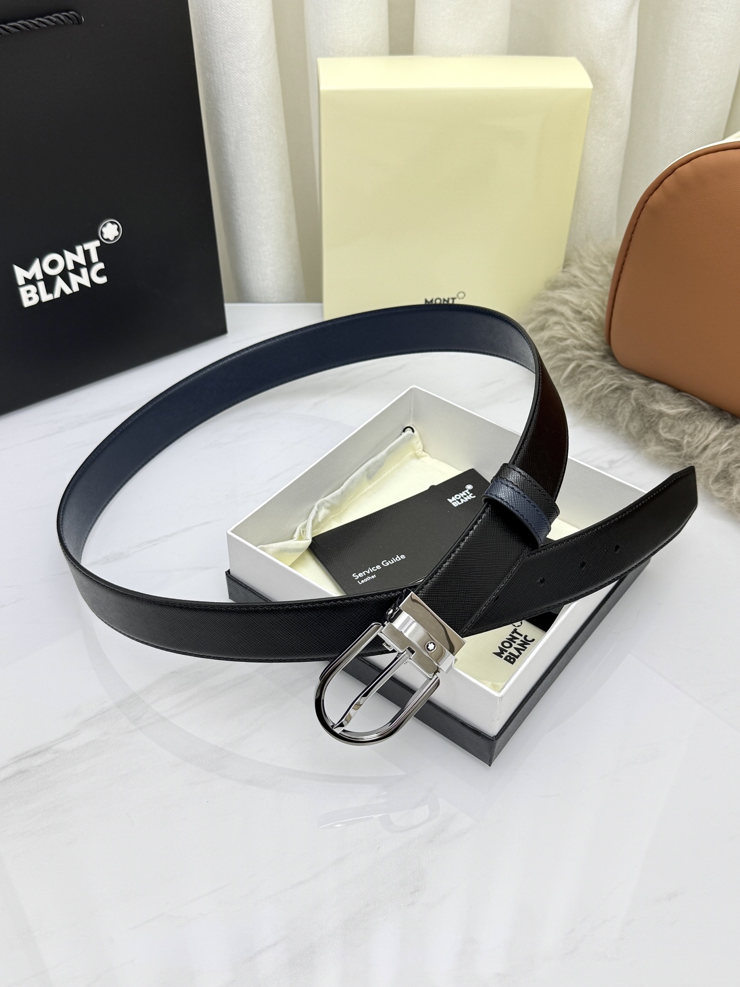 Montblanc万宝龙 宽3.5cm 采用头层牛皮 精品针式扣头 自由裁剪商务休闲皮带👉
