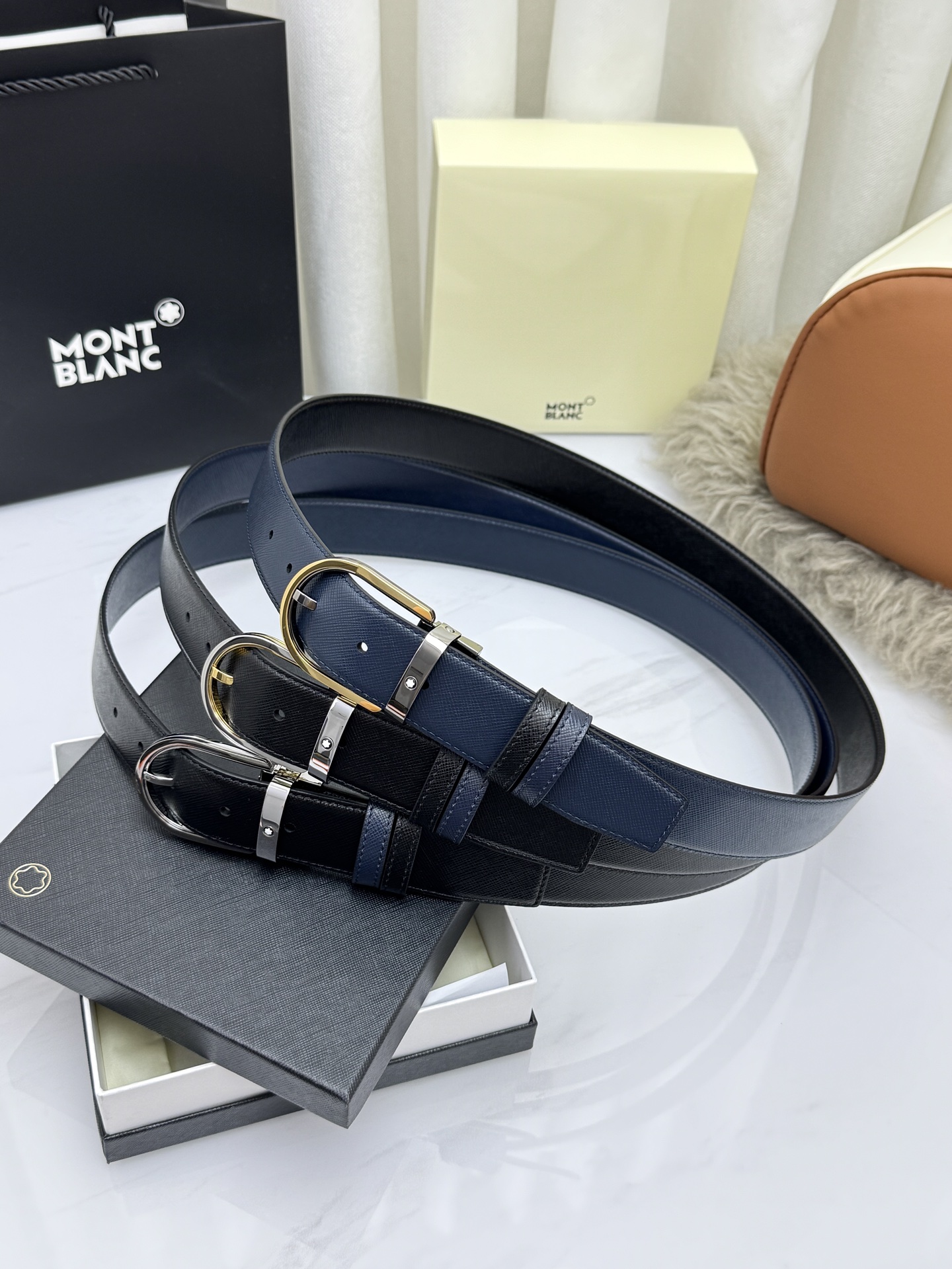 Montblanc万宝龙 宽3.5cm 采用头层牛皮 精品针式扣头 自由裁剪商务休闲皮带👉