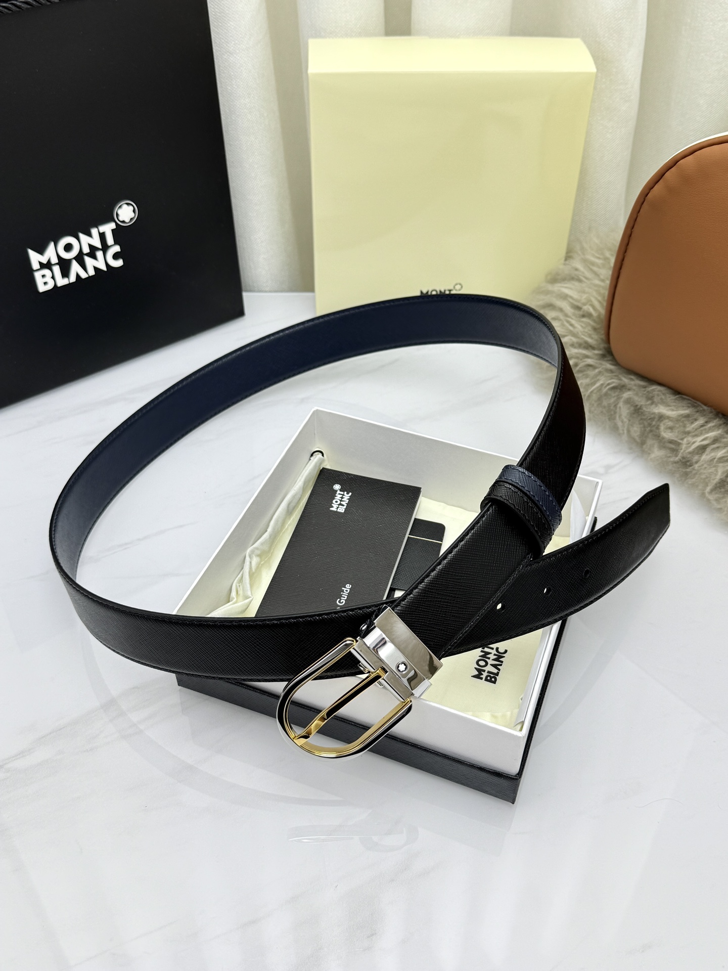 Montblanc万宝龙 宽3.5cm 采用头层牛皮 精品针式扣头 自由裁剪商务休闲皮带👉