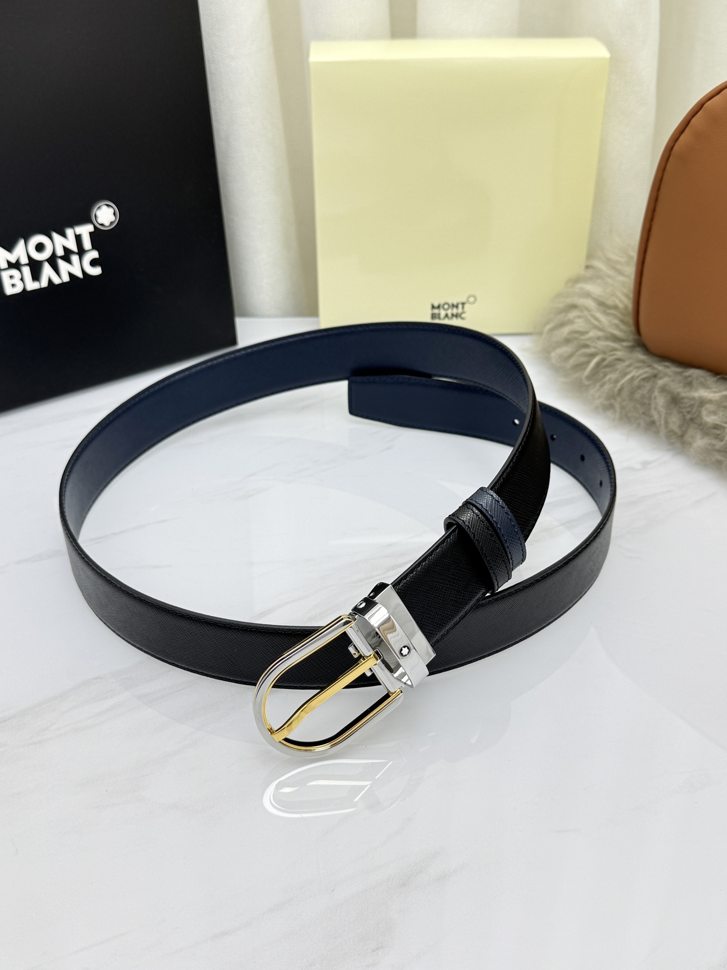 Montblanc万宝龙 宽3.5cm 采用头层牛皮 精品针式扣头 自由裁剪商务休闲皮带👉