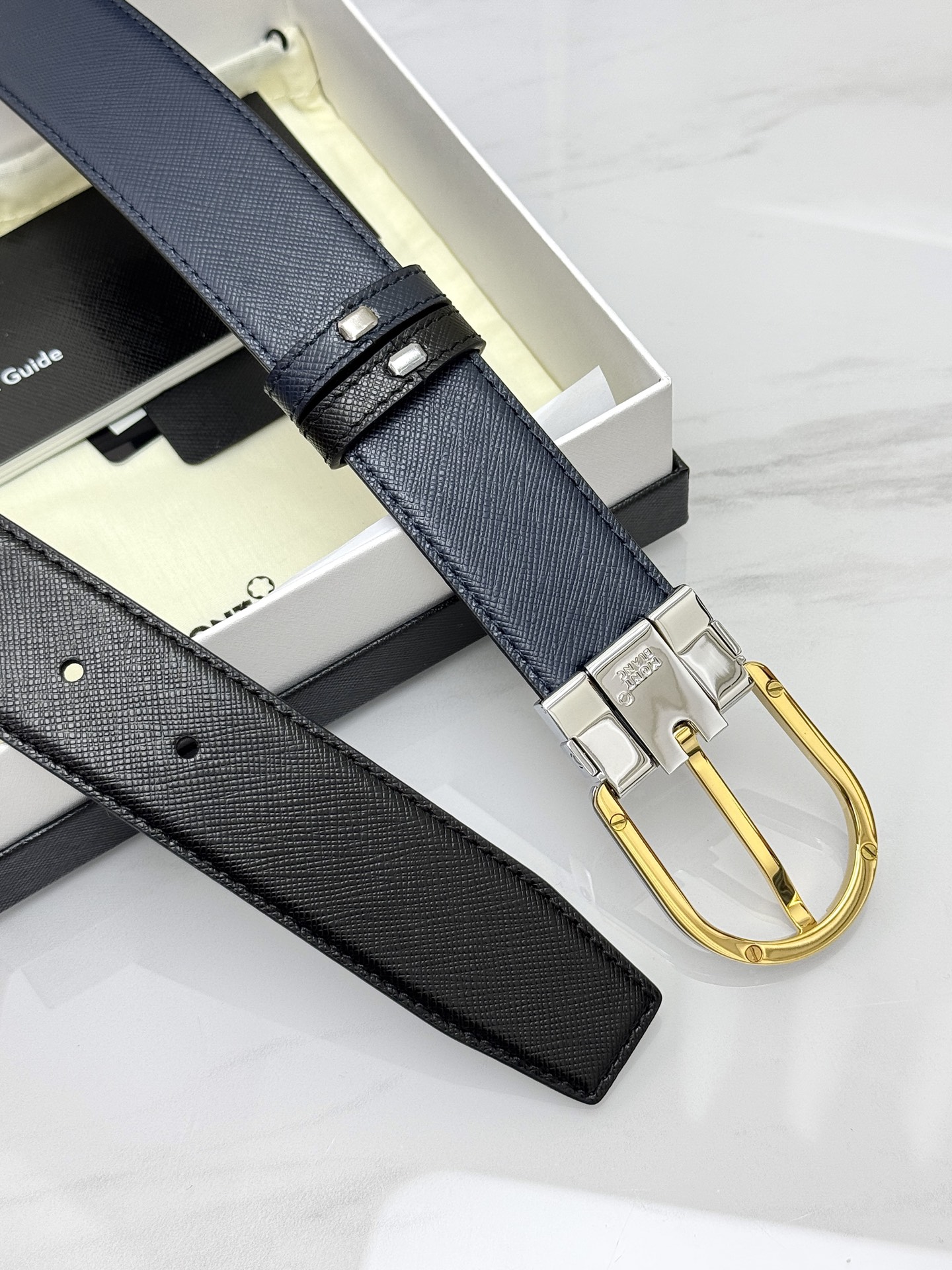 Montblanc万宝龙 宽3.5cm 采用头层牛皮 精品针式扣头 自由裁剪商务休闲皮带👉