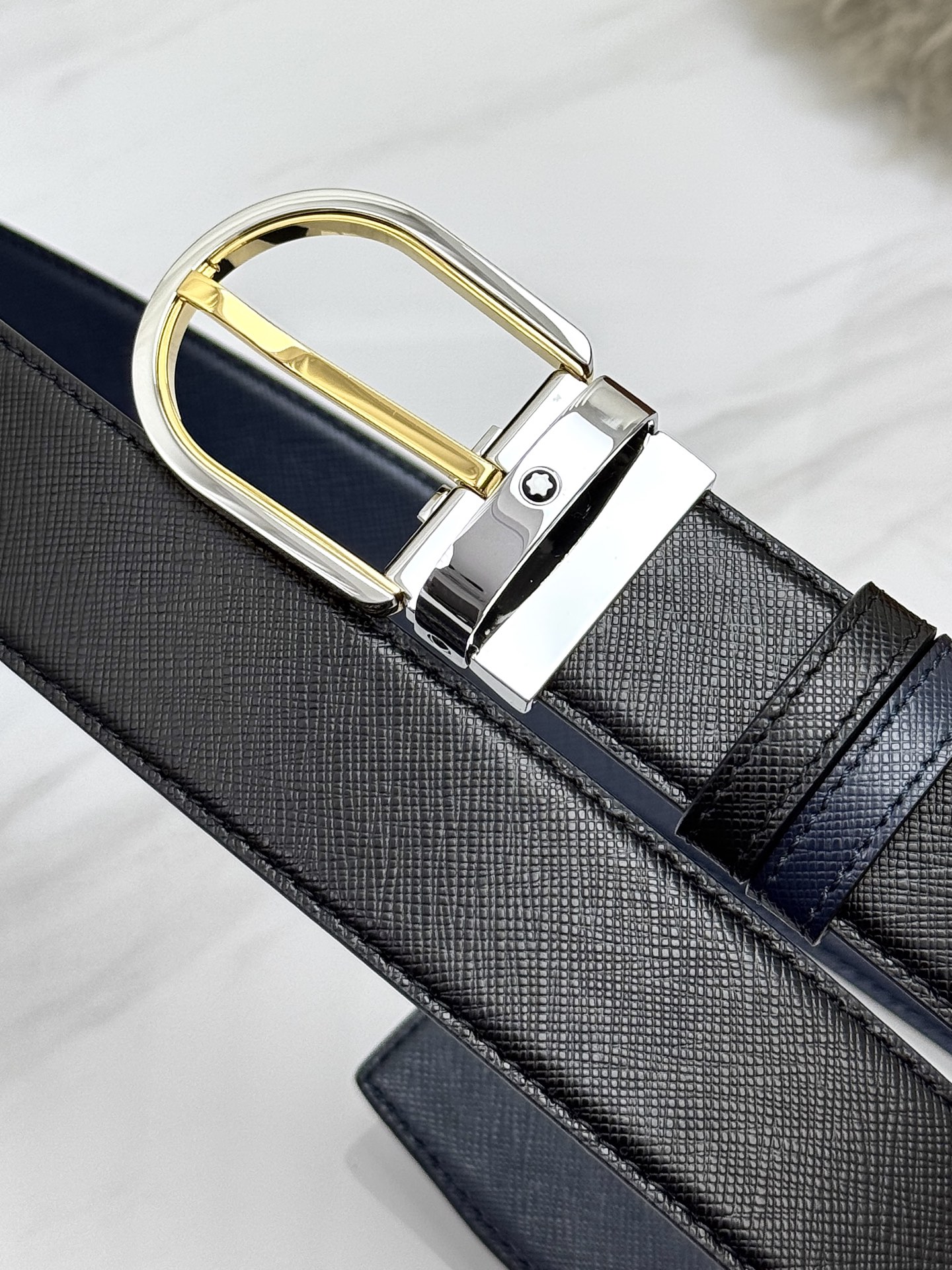 Montblanc万宝龙 宽3.5cm 采用头层牛皮 精品针式扣头 自由裁剪商务休闲皮带👉