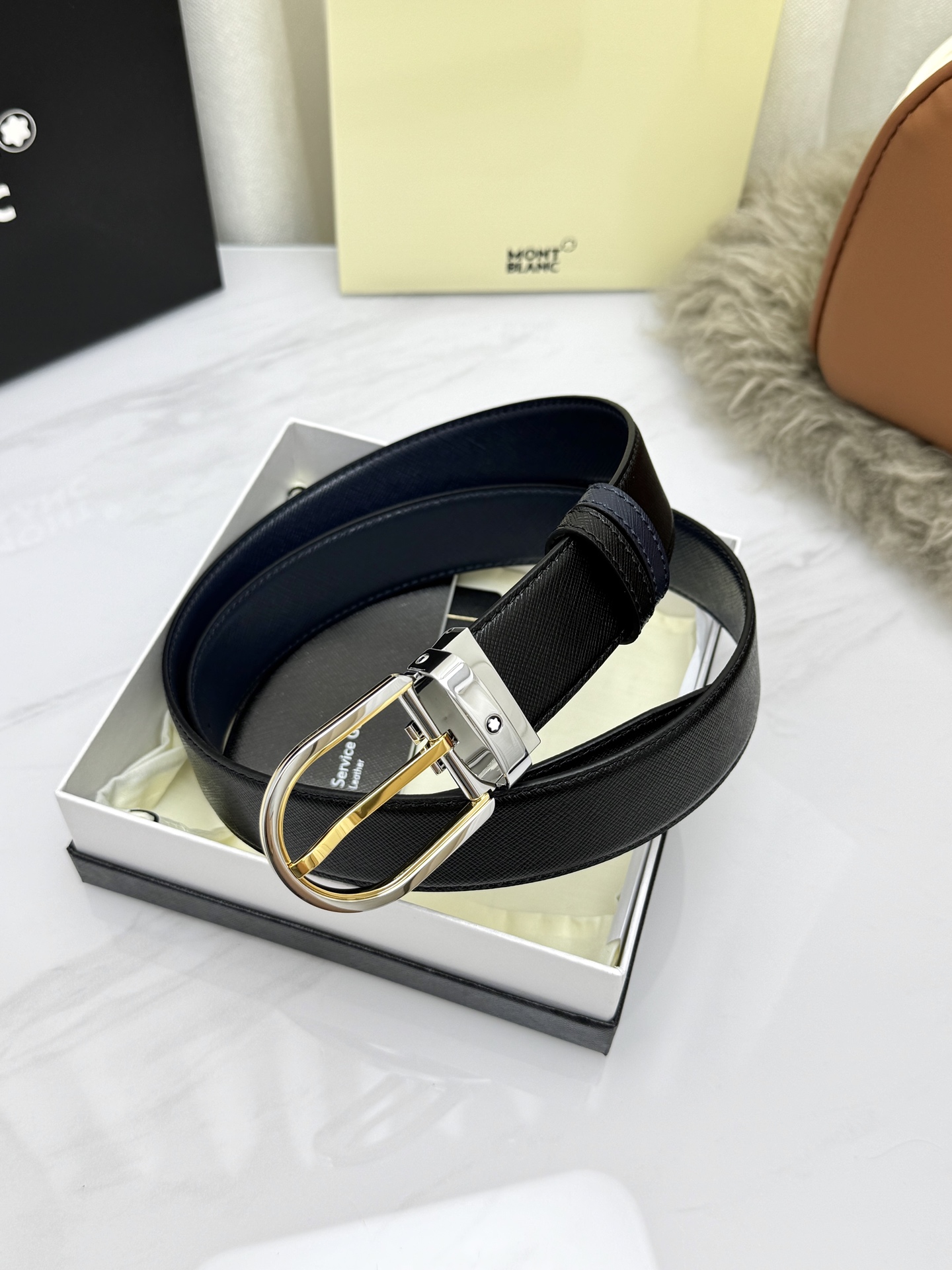 Montblanc万宝龙 宽3.5cm 采用头层牛皮 精品针式扣头 自由裁剪商务休闲皮带👉