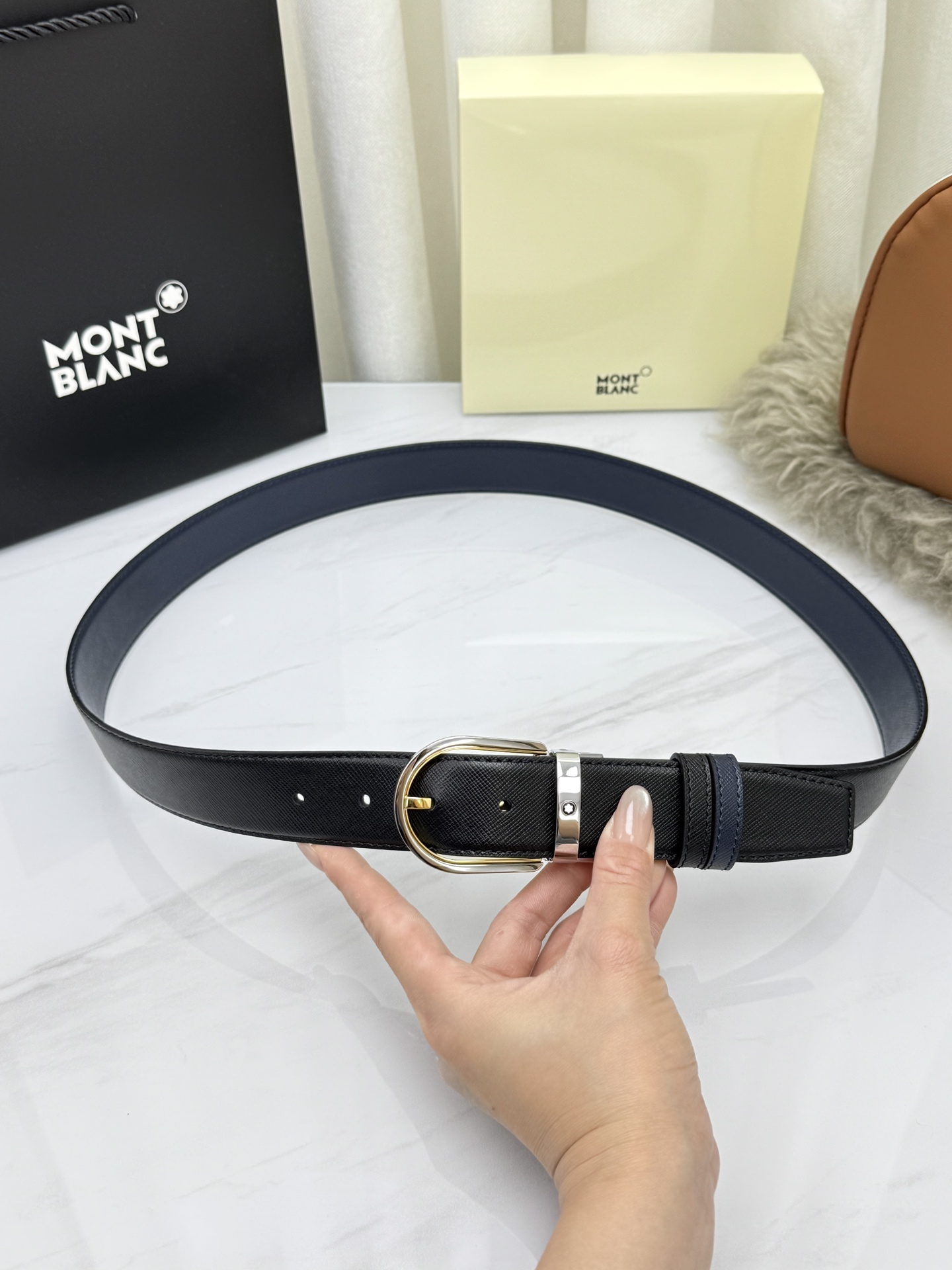 Montblanc万宝龙 宽3.5cm 采用头层牛皮 精品针式扣头 自由裁剪商务休闲皮带👉