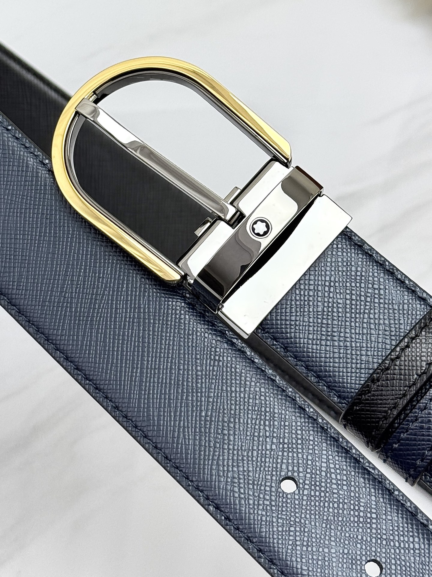 Montblanc万宝龙 宽3.5cm 采用头层牛皮 精品针式扣头 自由裁剪商务休闲皮带👉