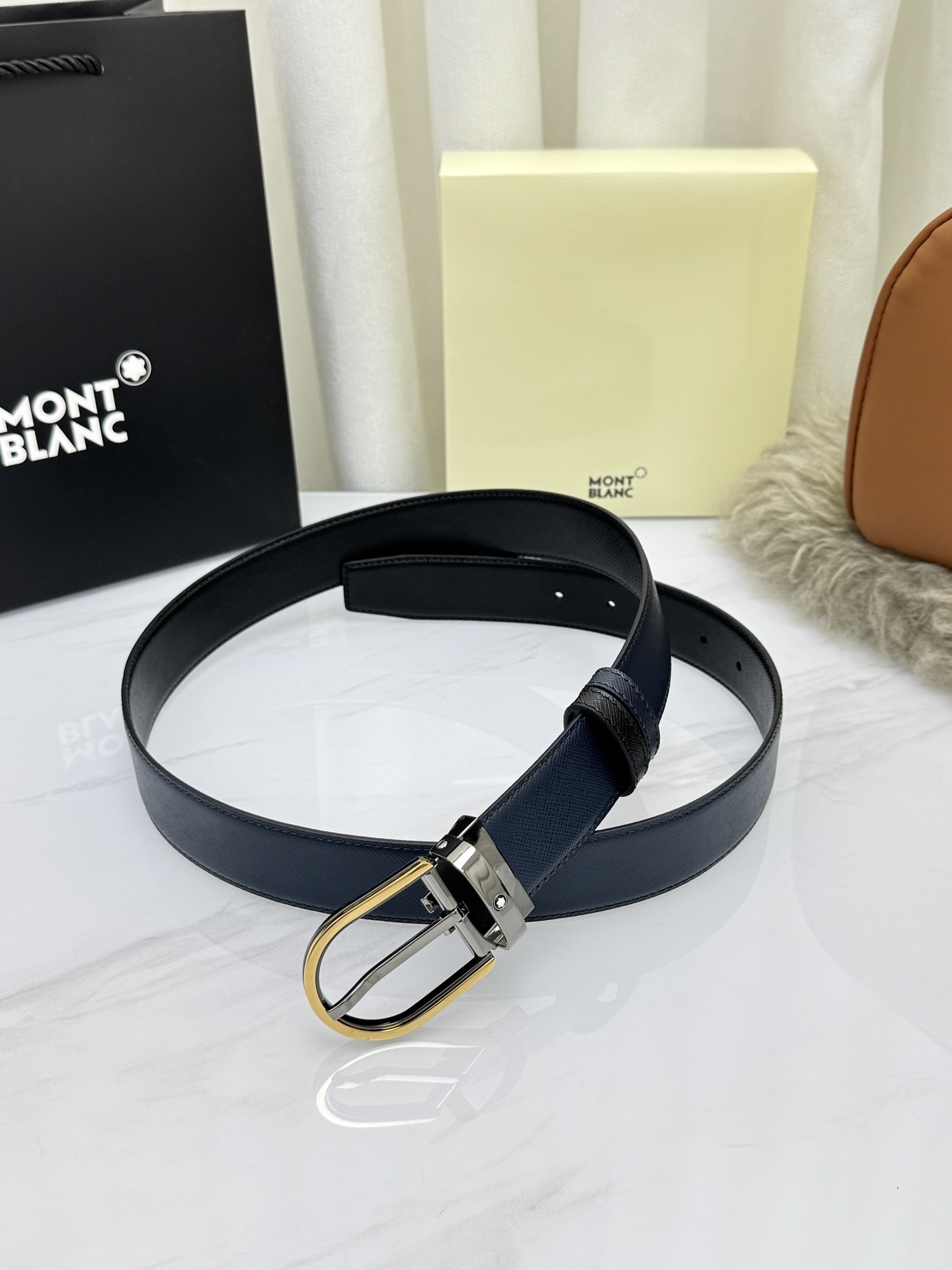 Montblanc万宝龙 宽3.5cm 采用头层牛皮 精品针式扣头 自由裁剪商务休闲皮带👉