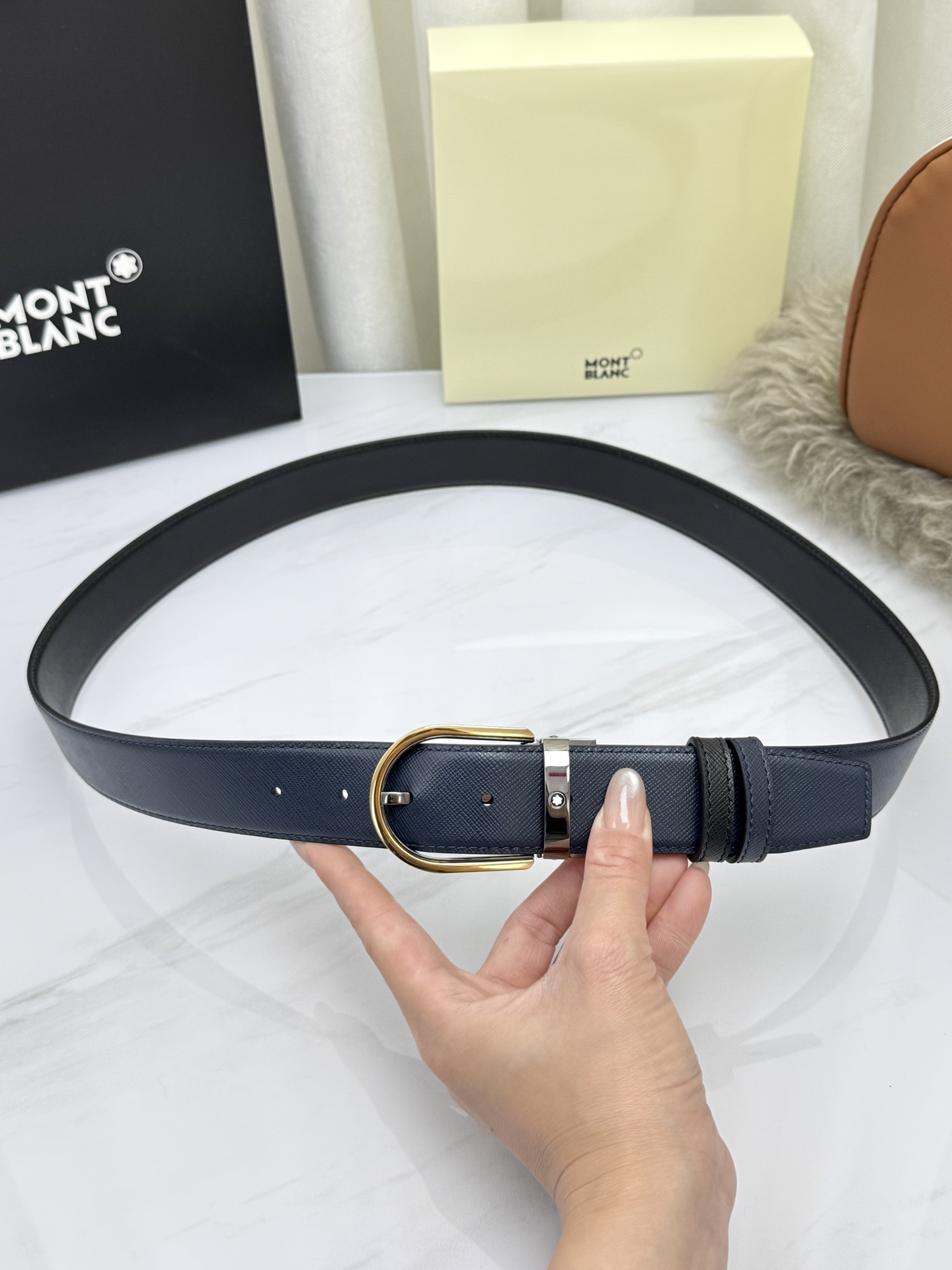 Montblanc万宝龙 宽3.5cm 采用头层牛皮 精品针式扣头 自由裁剪商务休闲皮带👉