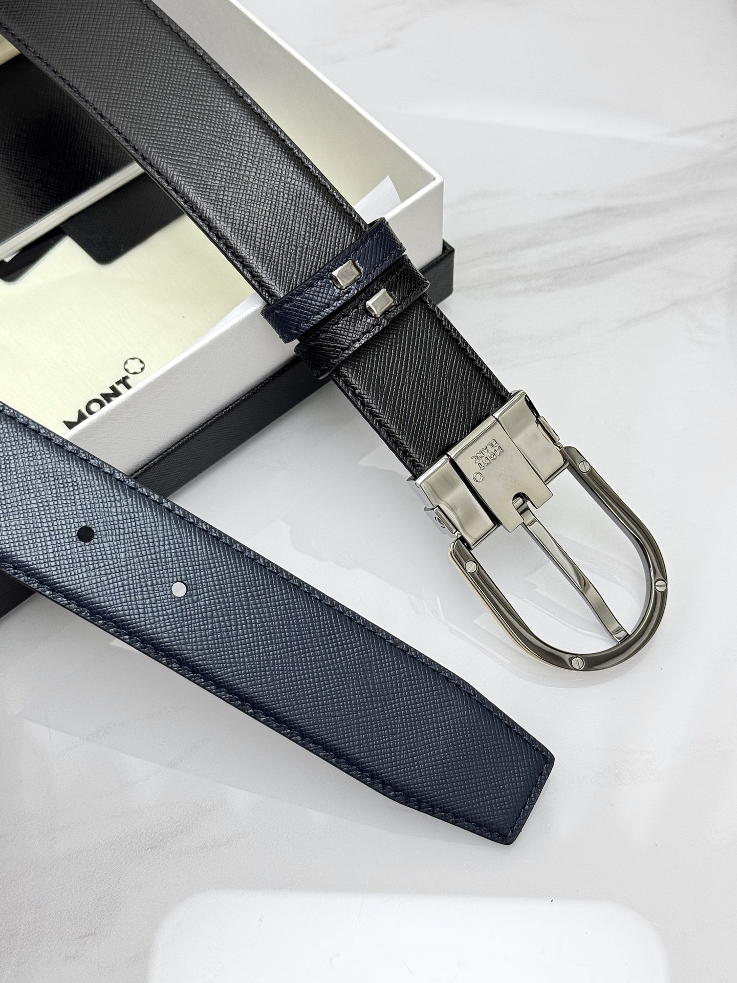 Montblanc万宝龙 宽3.5cm 采用头层牛皮 精品针式扣头 自由裁剪商务休闲皮带👉