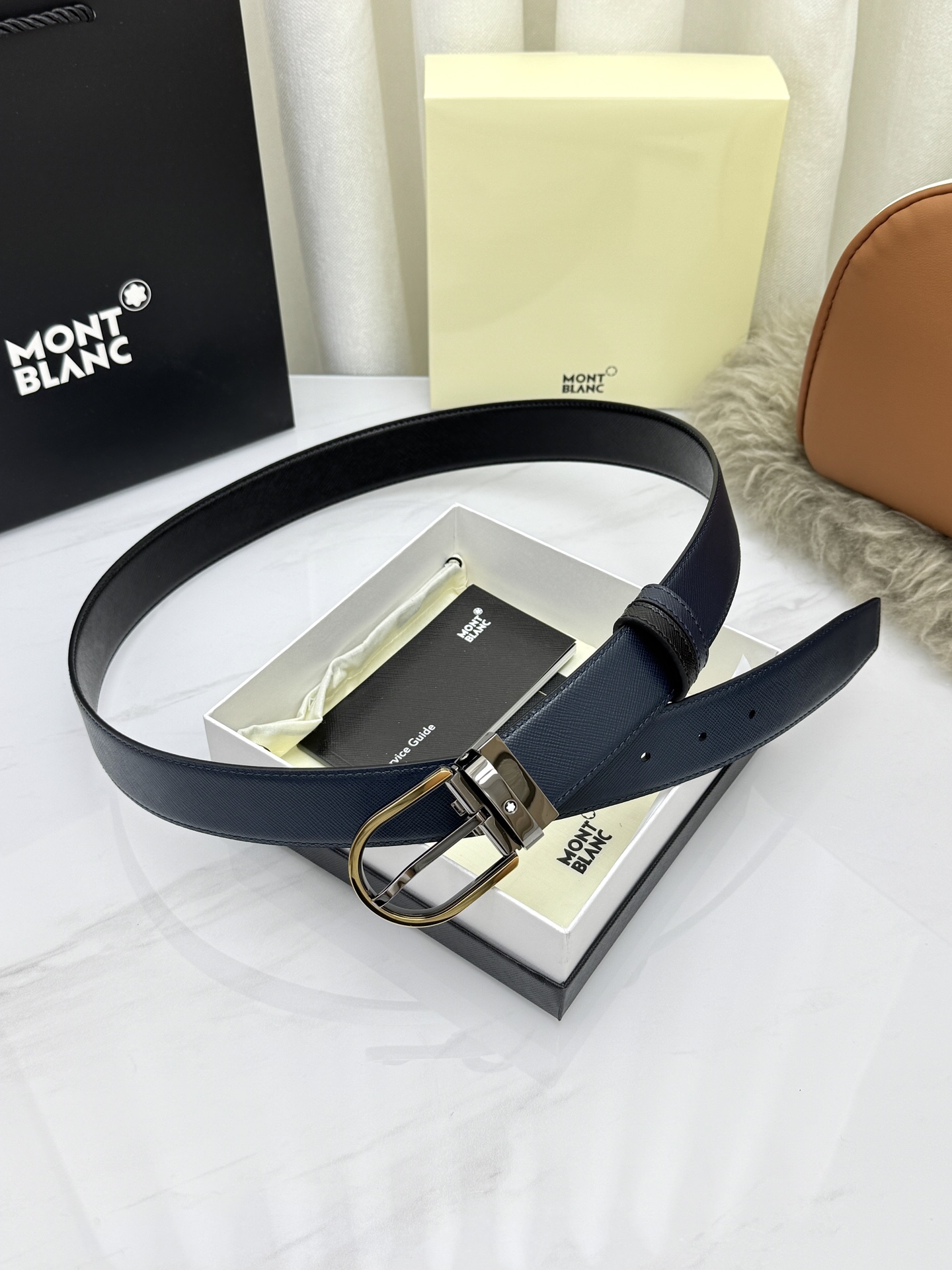 Montblanc万宝龙 宽3.5cm 采用头层牛皮 精品针式扣头 自由裁剪商务休闲皮带👉