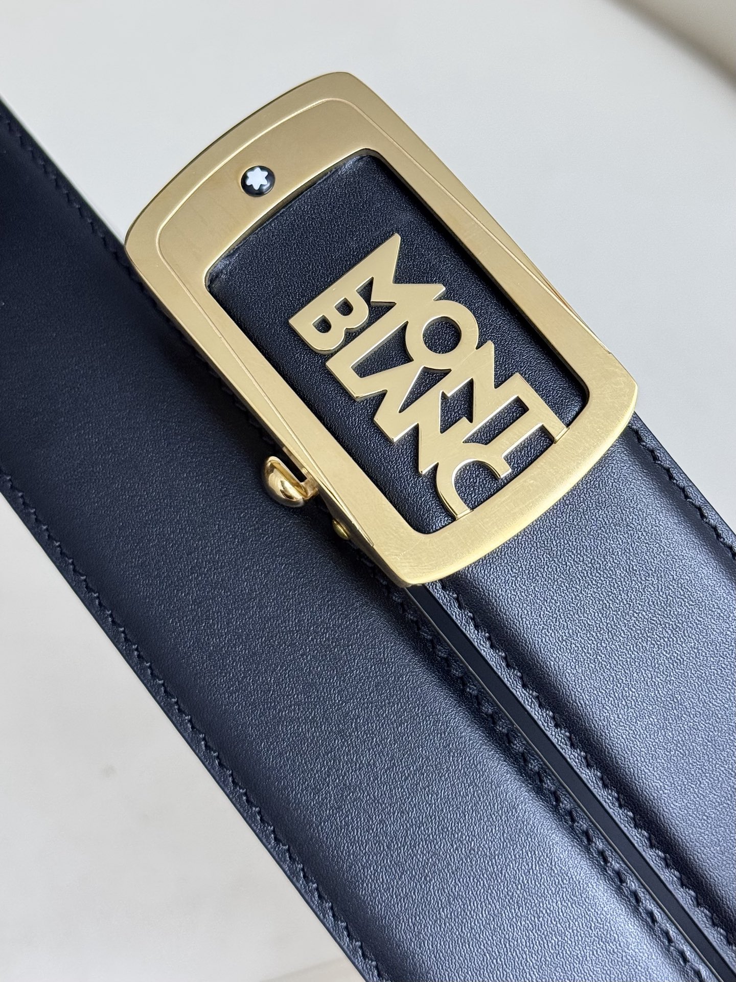 Montblanc万宝龙 宽3.5cm 采用头层牛皮 精品针式扣头 自由裁剪商务休闲皮带👉