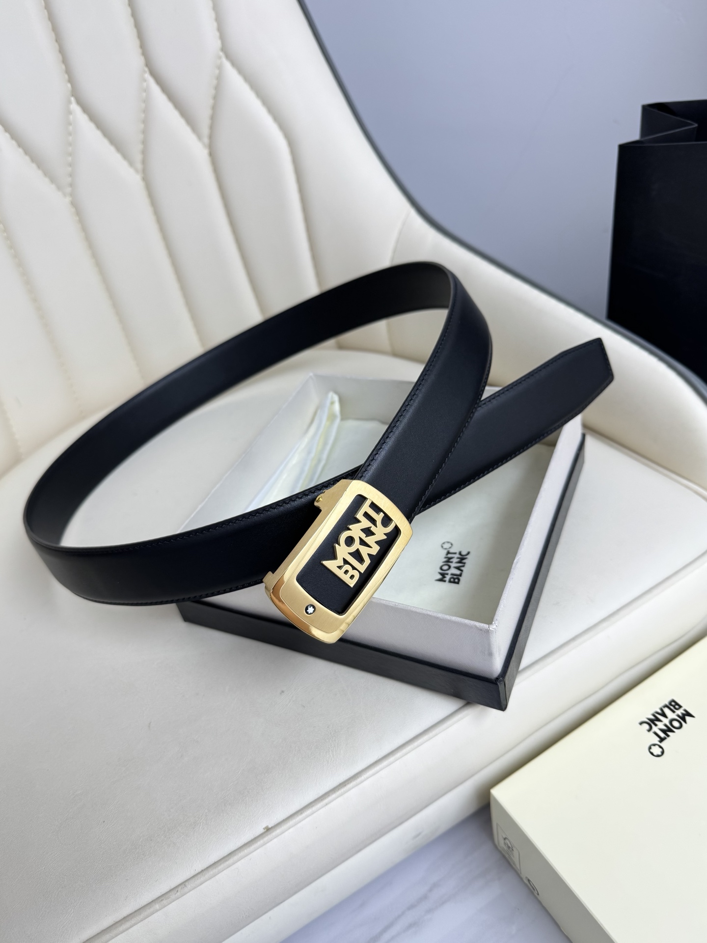 Montblanc万宝龙 宽3.5cm 采用头层牛皮 精品针式扣头 自由裁剪商务休闲皮带👉