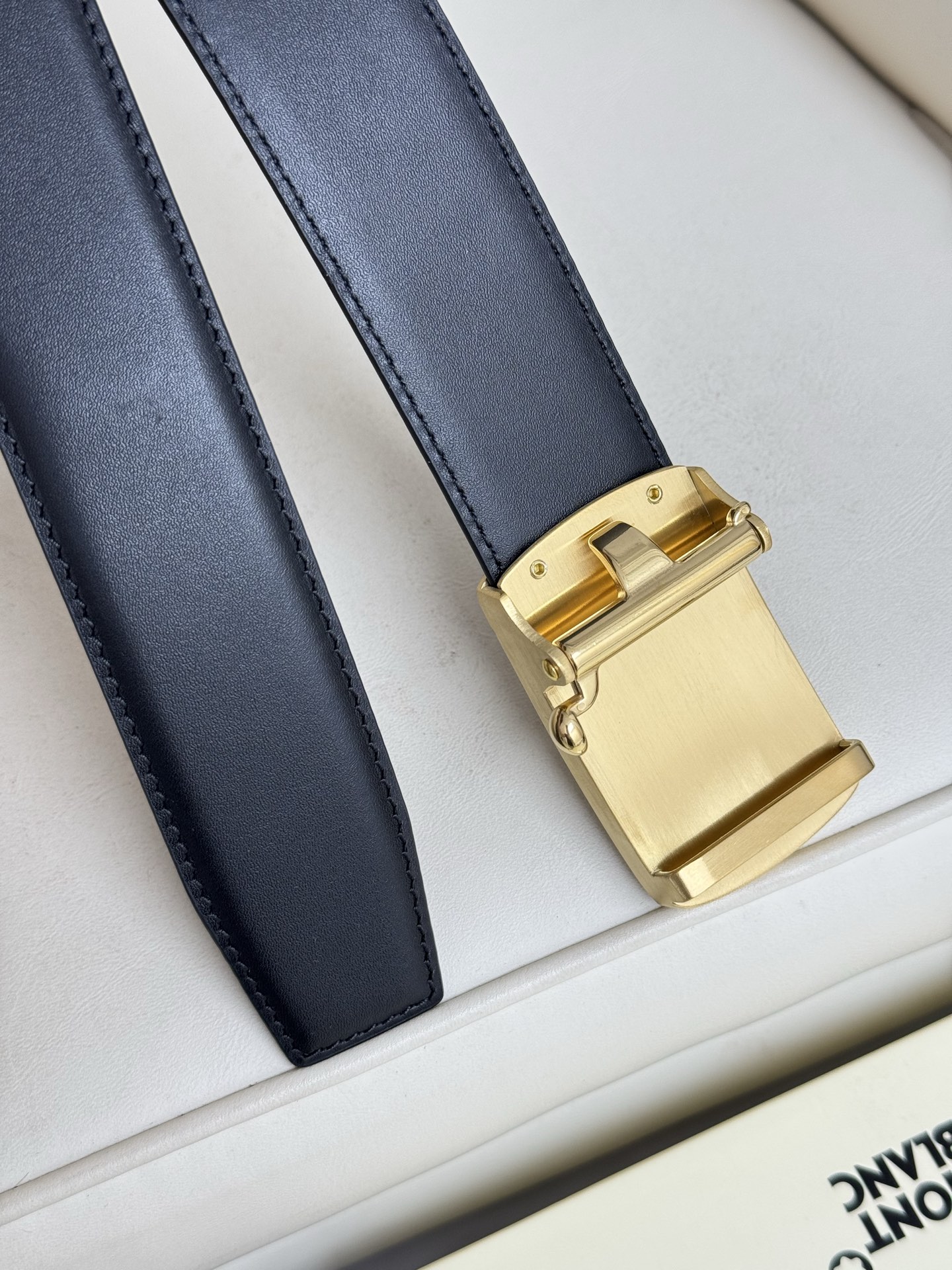 Montblanc万宝龙 宽3.5cm 采用头层牛皮 精品针式扣头 自由裁剪商务休闲皮带👉