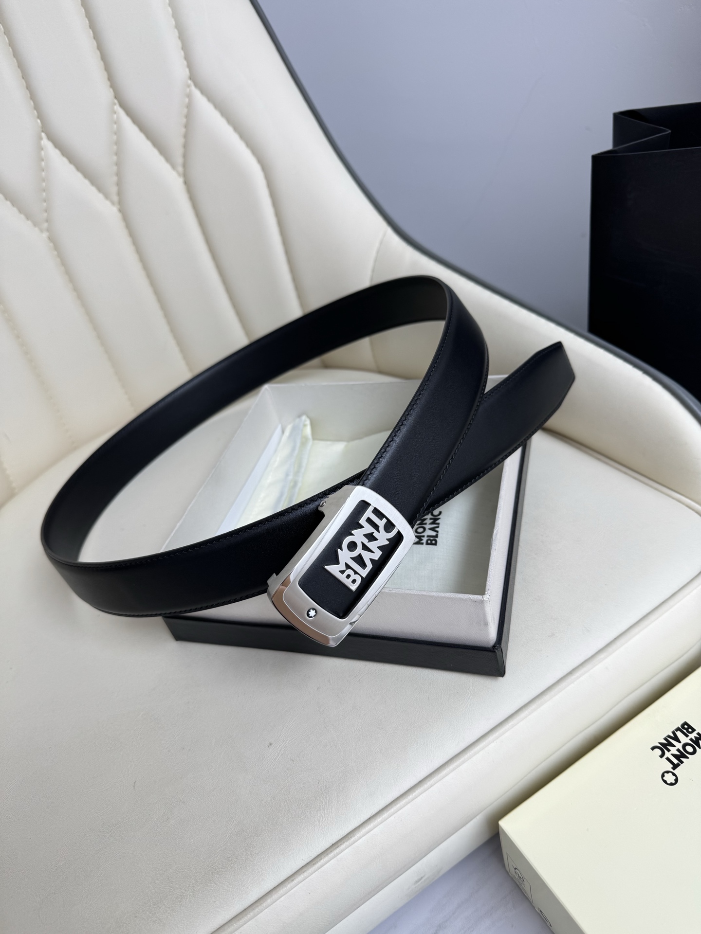 Montblanc万宝龙 宽3.5cm 采用头层牛皮 精品针式扣头 自由裁剪商务休闲皮带👉