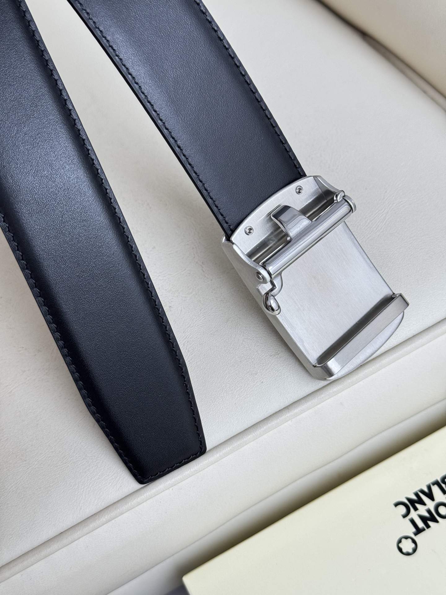Montblanc万宝龙 宽3.5cm 采用头层牛皮 精品针式扣头 自由裁剪商务休闲皮带👉
