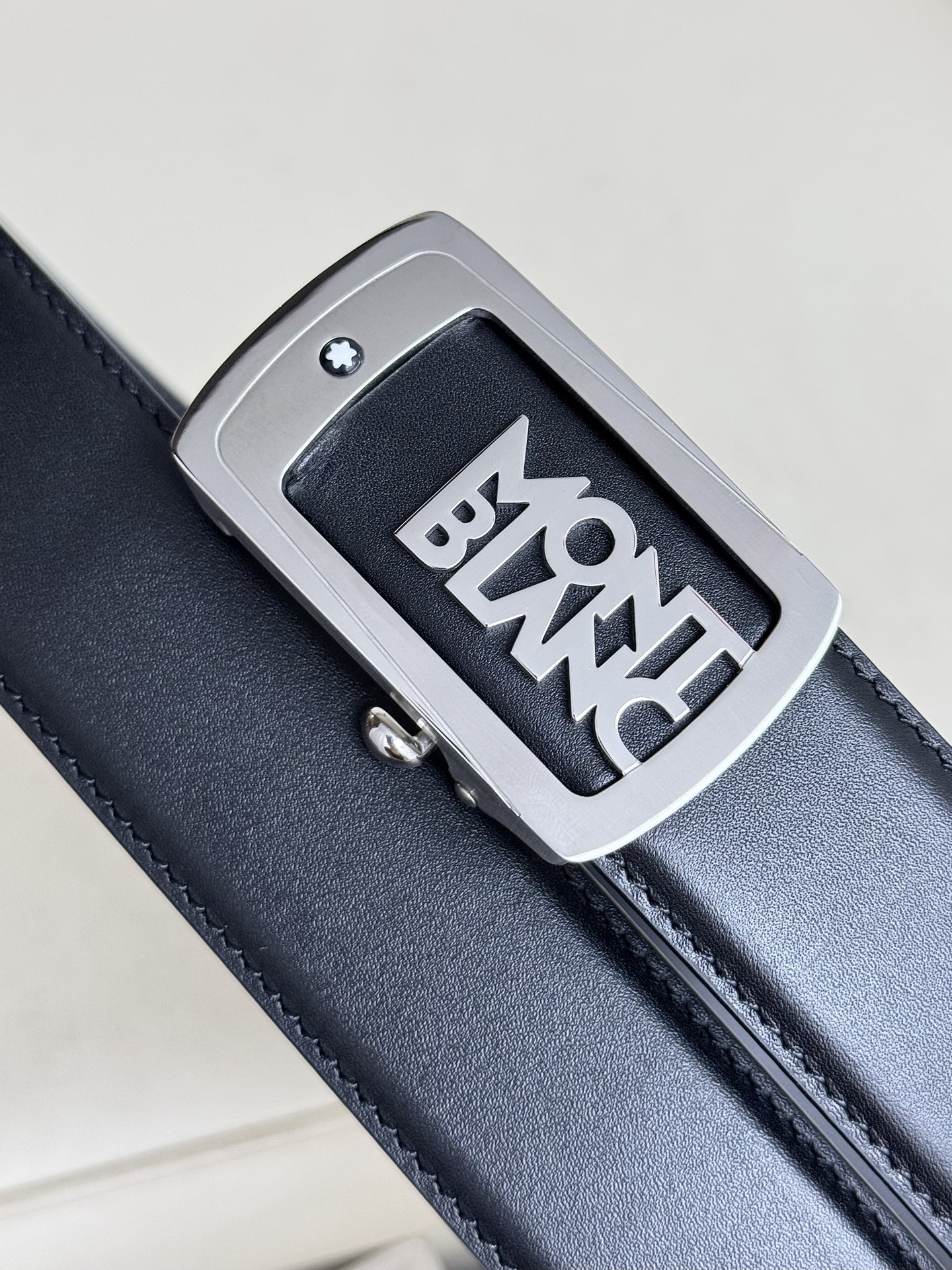 Montblanc万宝龙 宽3.5cm 采用头层牛皮 精品针式扣头 自由裁剪商务休闲皮带👉