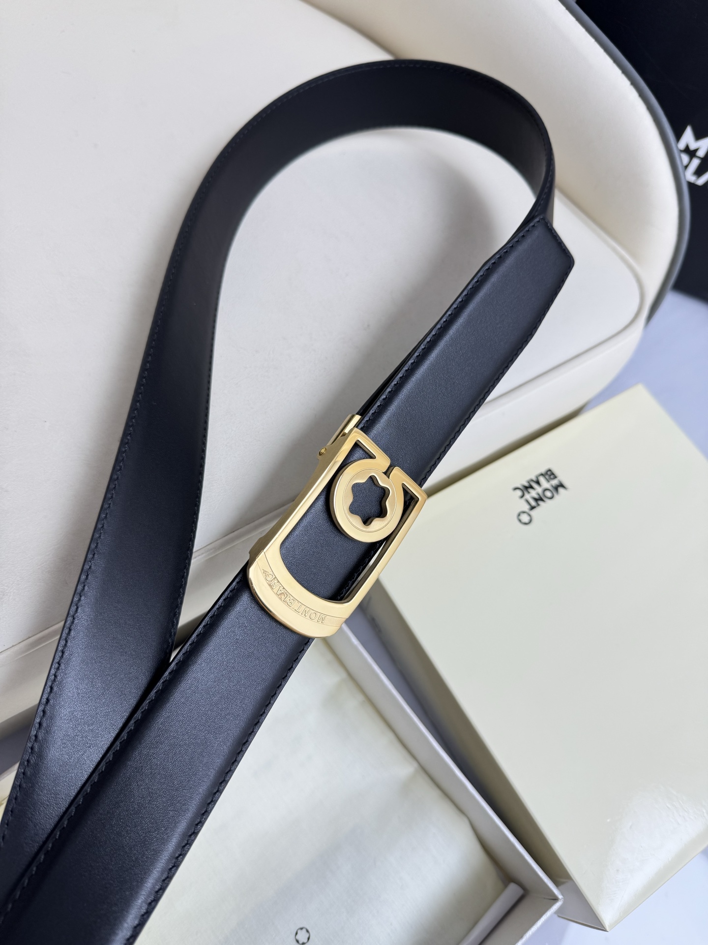 Montblanc万宝龙 宽3.5cm 采用头层牛皮 精品针式扣头 自由裁剪商务休闲皮带👉