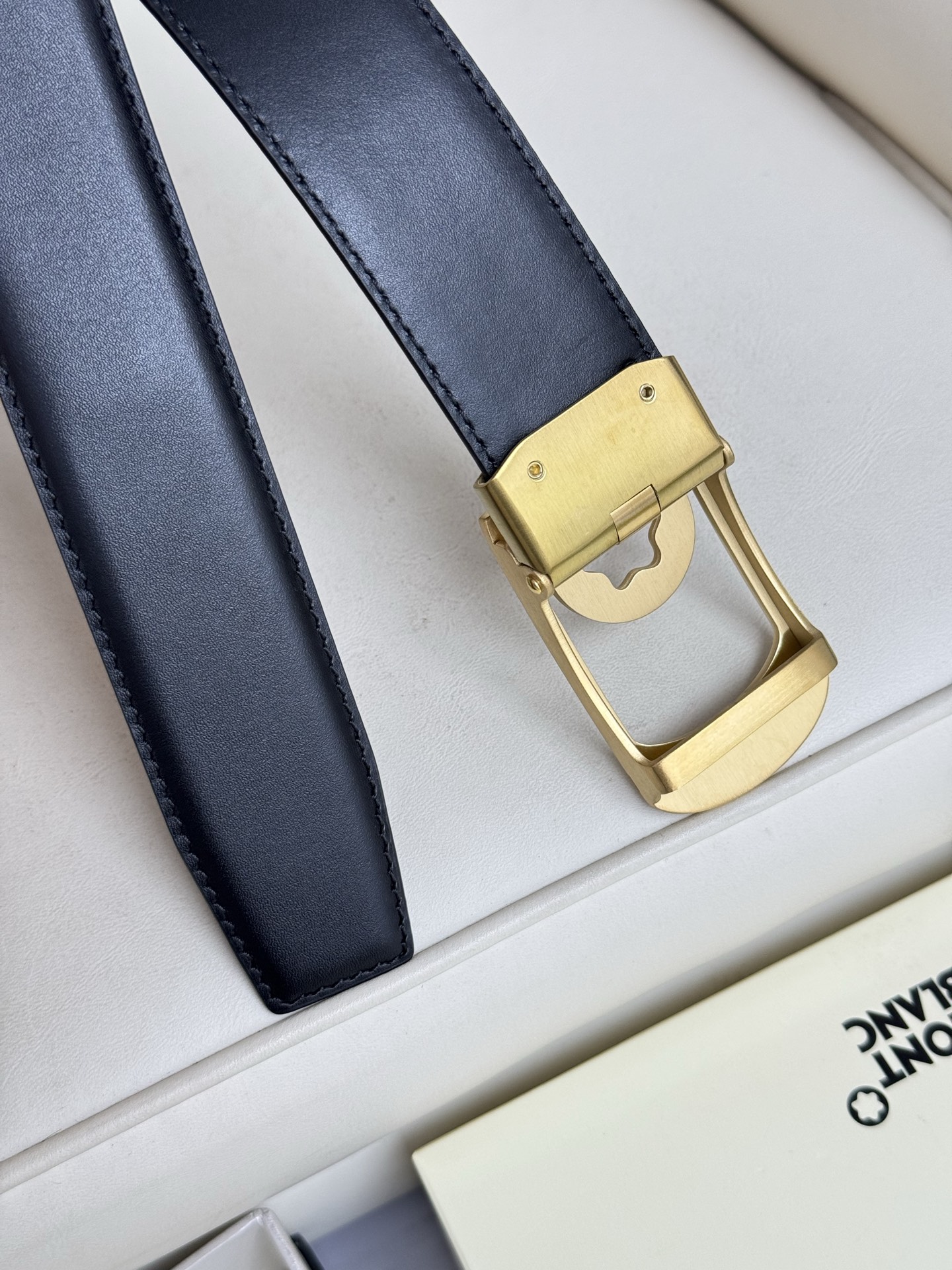 Montblanc万宝龙 宽3.5cm 采用头层牛皮 精品针式扣头 自由裁剪商务休闲皮带👉