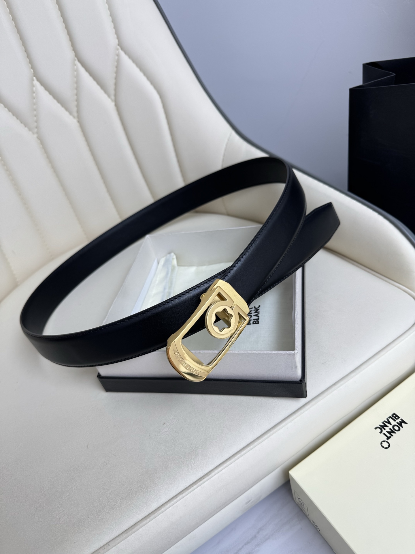 Montblanc万宝龙 宽3.5cm 采用头层牛皮 精品针式扣头 自由裁剪商务休闲皮带👉