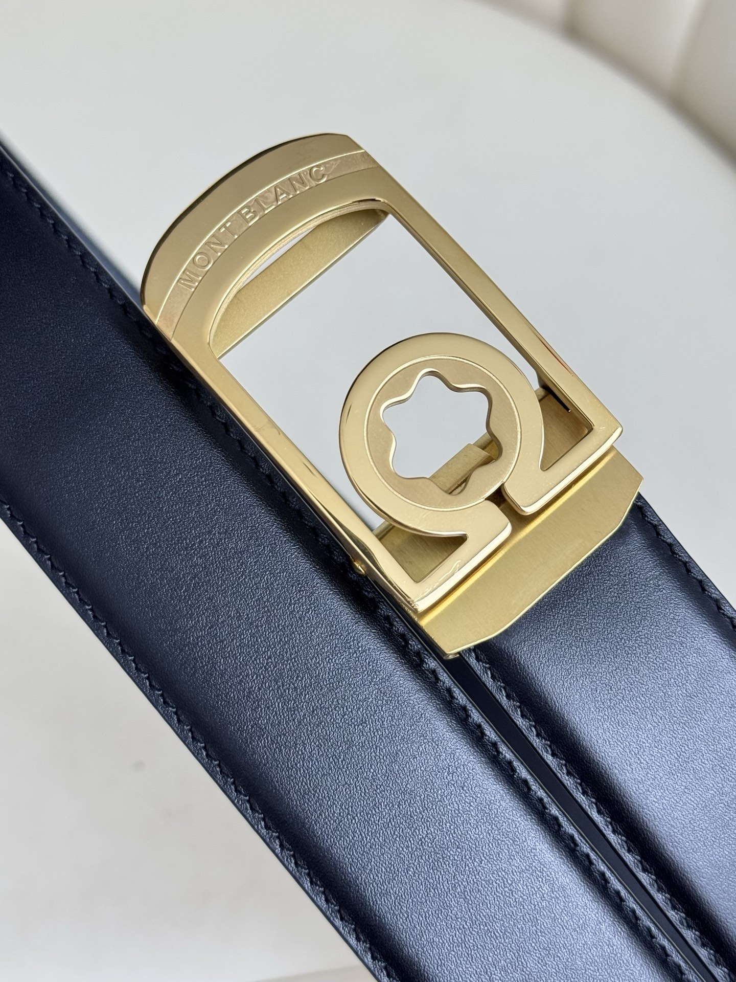 Montblanc万宝龙 宽3.5cm 采用头层牛皮 精品针式扣头 自由裁剪商务休闲皮带👉