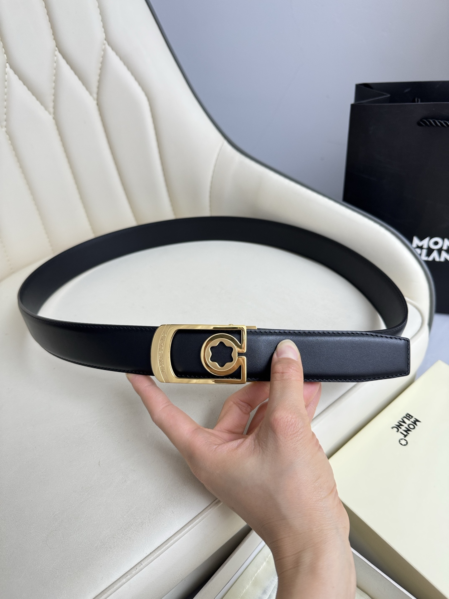 Montblanc万宝龙 宽3.5cm 采用头层牛皮 精品针式扣头 自由裁剪商务休闲皮带👉