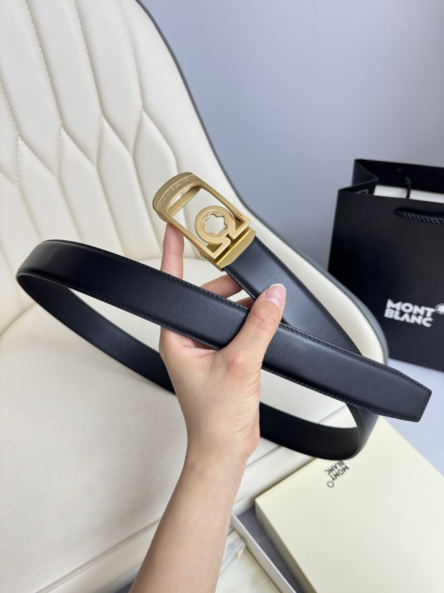 Montblanc万宝龙 宽3.5cm 采用头层牛皮 精品针式扣头 自由裁剪商务休闲皮带👉