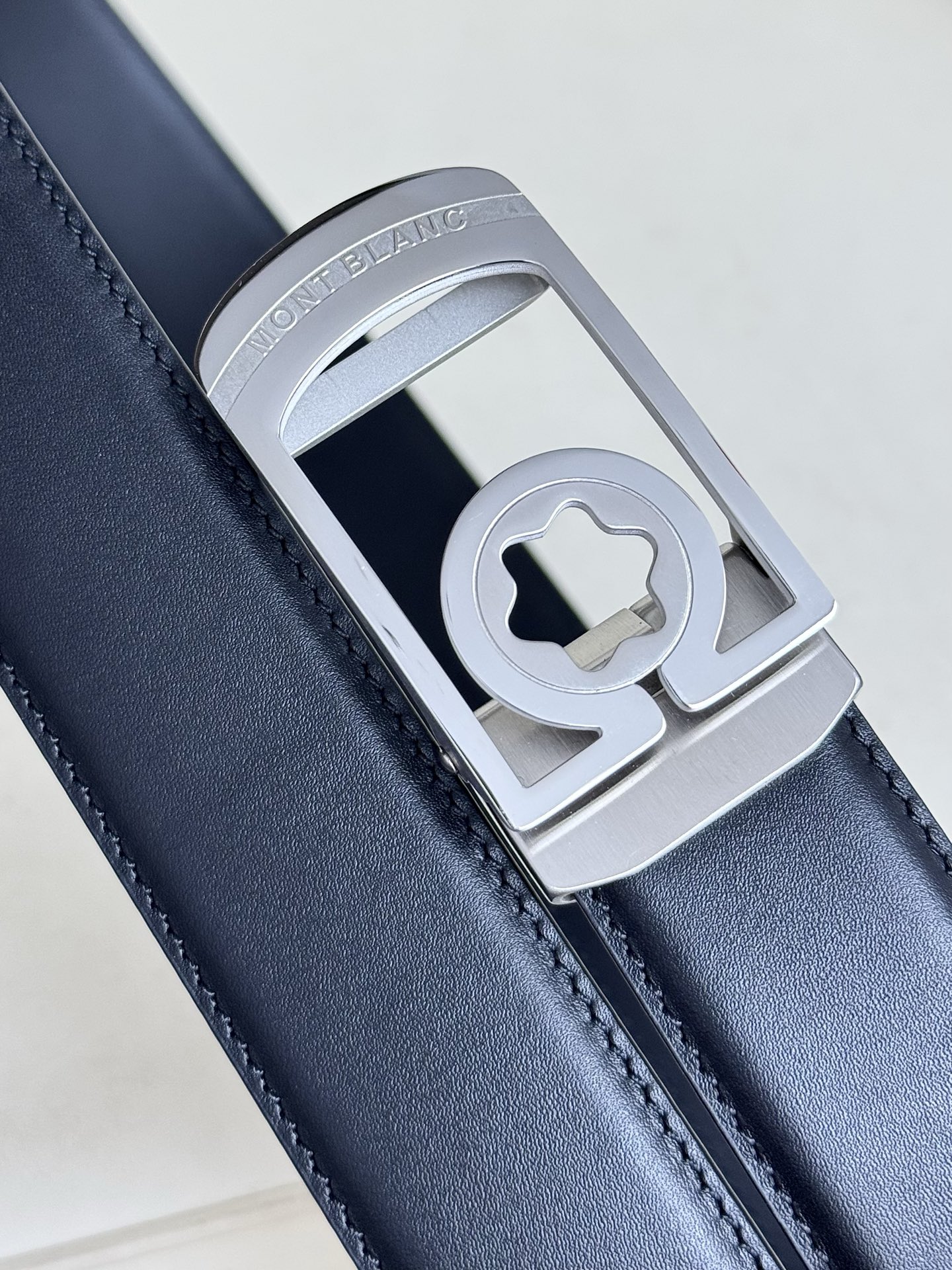 Montblanc万宝龙 宽3.5cm 采用头层牛皮 精品针式扣头 自由裁剪商务休闲皮带👉