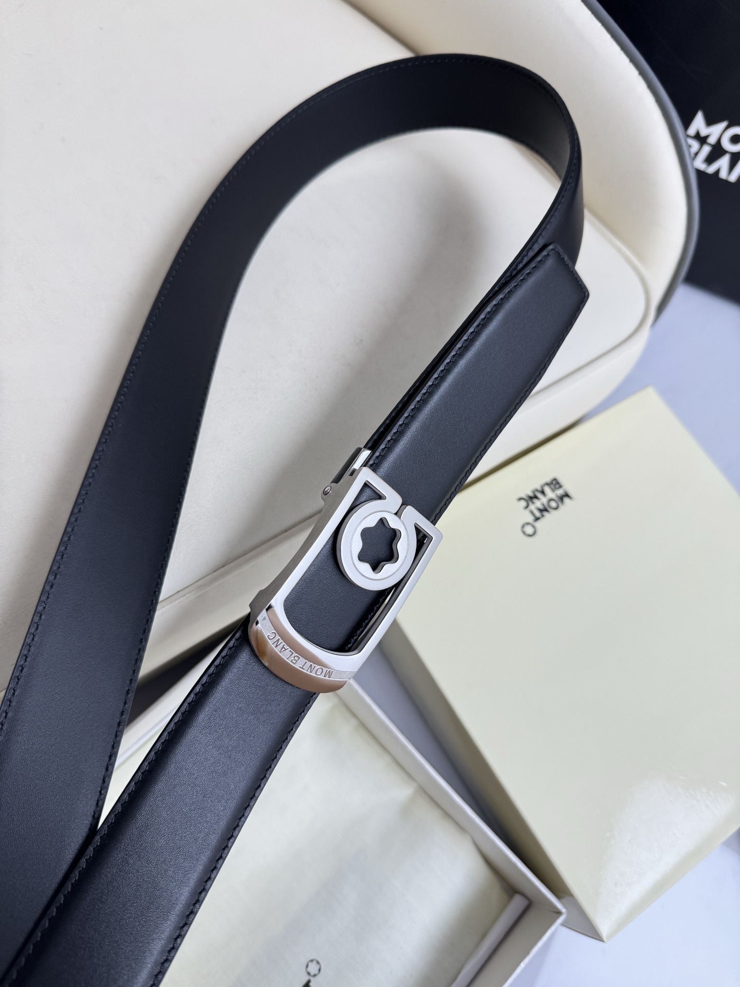 Montblanc万宝龙 宽3.5cm 采用头层牛皮 精品针式扣头 自由裁剪商务休闲皮带👉