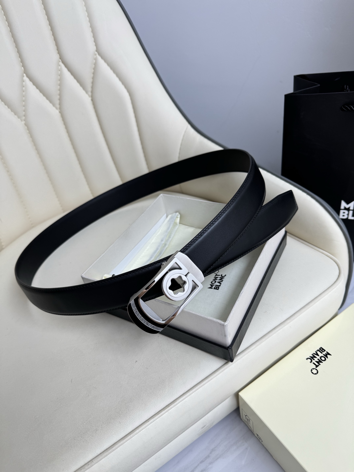 Montblanc万宝龙 宽3.5cm 采用头层牛皮 精品针式扣头 自由裁剪商务休闲皮带👉