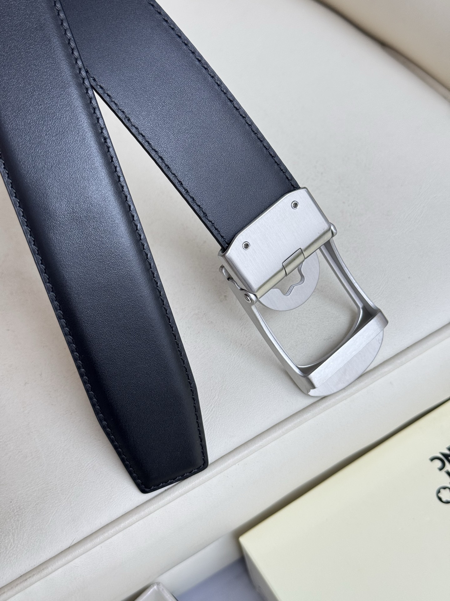 Montblanc万宝龙 宽3.5cm 采用头层牛皮 精品针式扣头 自由裁剪商务休闲皮带👉