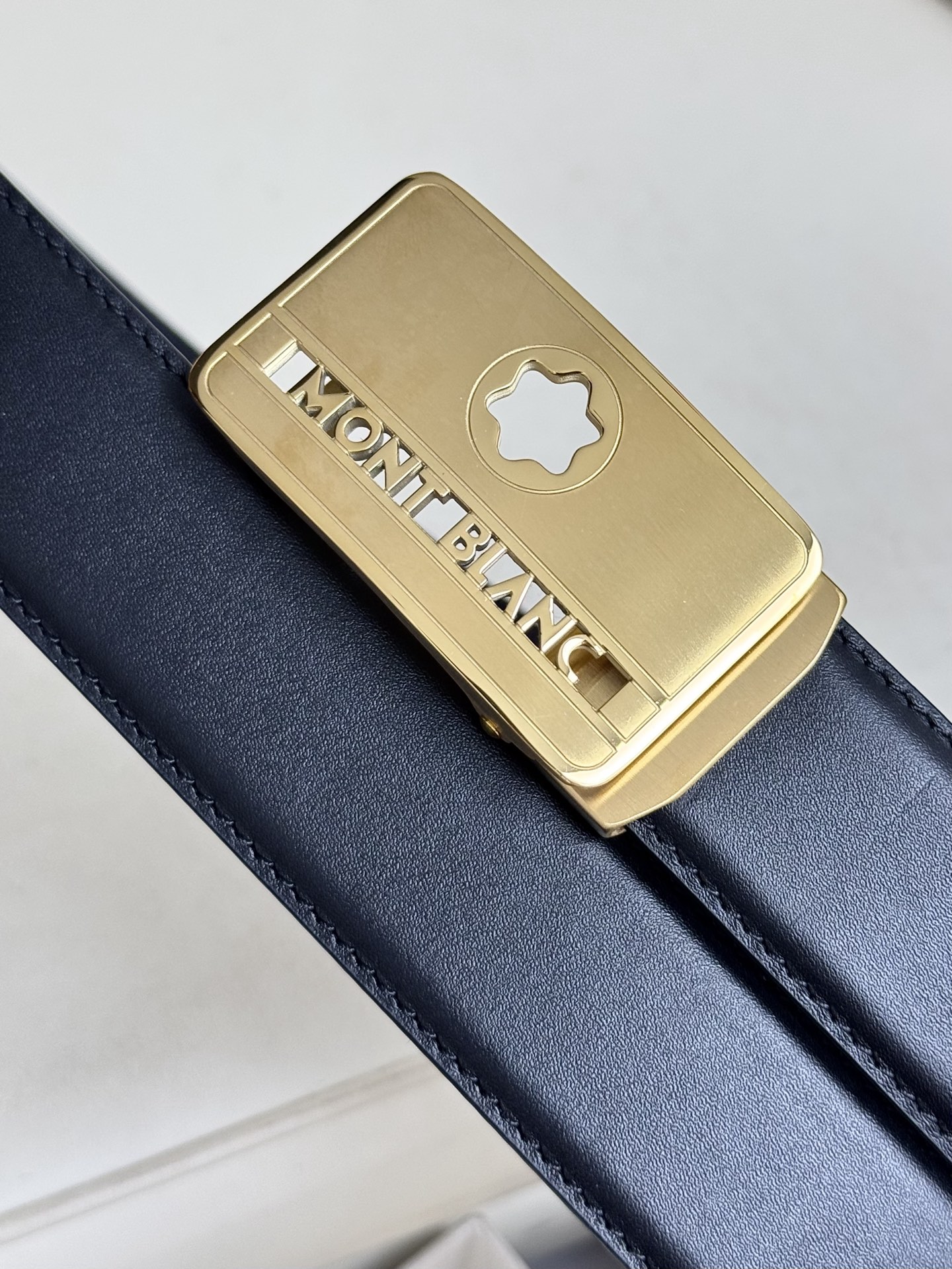 Montblanc万宝龙 宽3.5cm 采用头层牛皮 精品针式扣头 自由裁剪商务休闲皮带👉