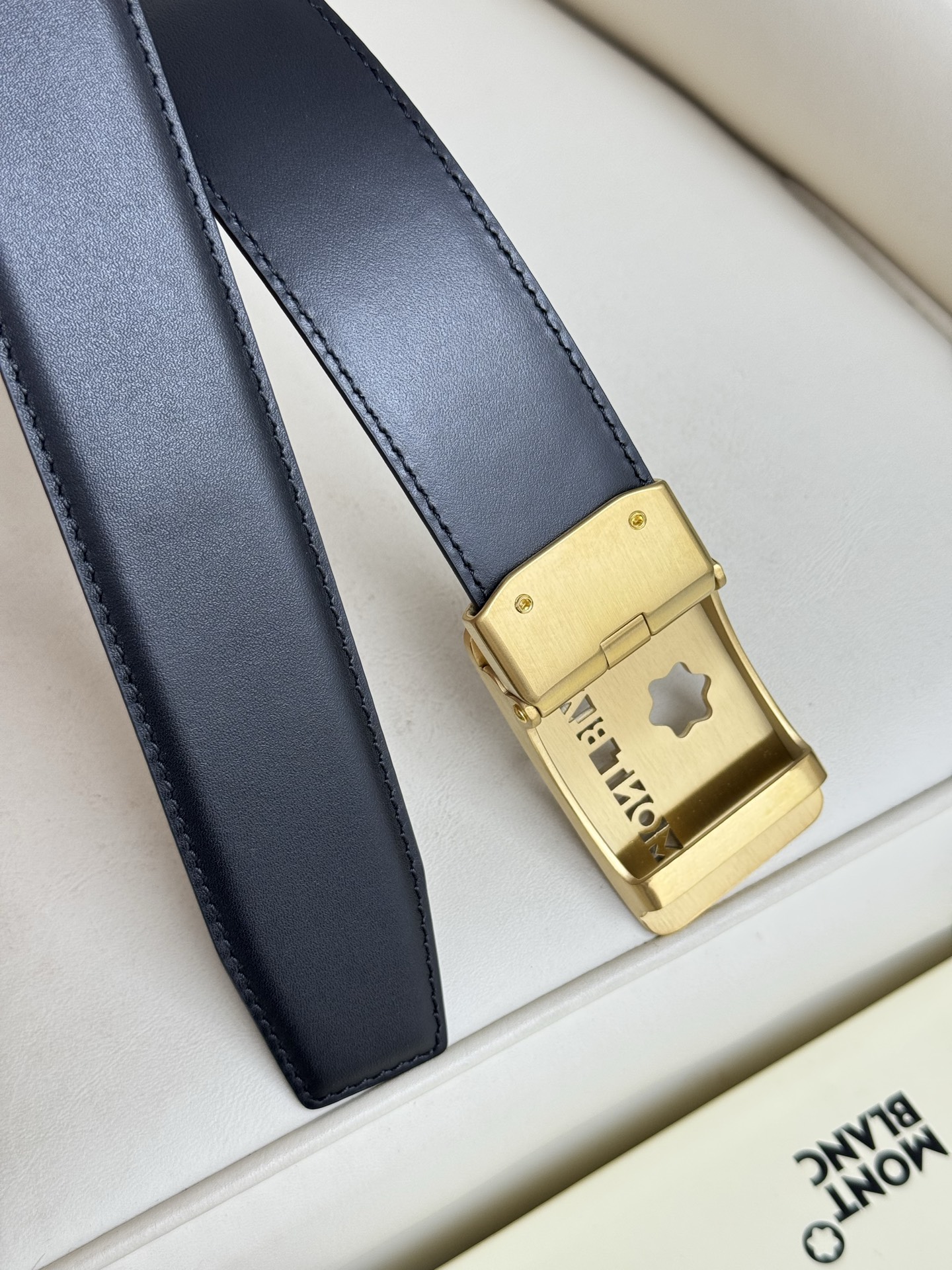 Montblanc万宝龙 宽3.5cm 采用头层牛皮 精品针式扣头 自由裁剪商务休闲皮带👉