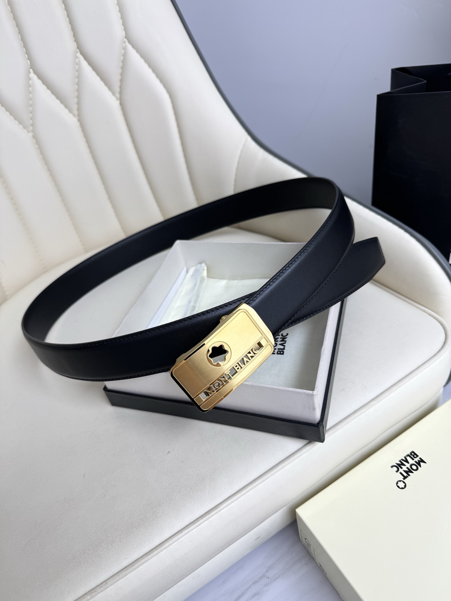 Montblanc万宝龙 宽3.5cm 采用头层牛皮 精品针式扣头 自由裁剪商务休闲皮带👉