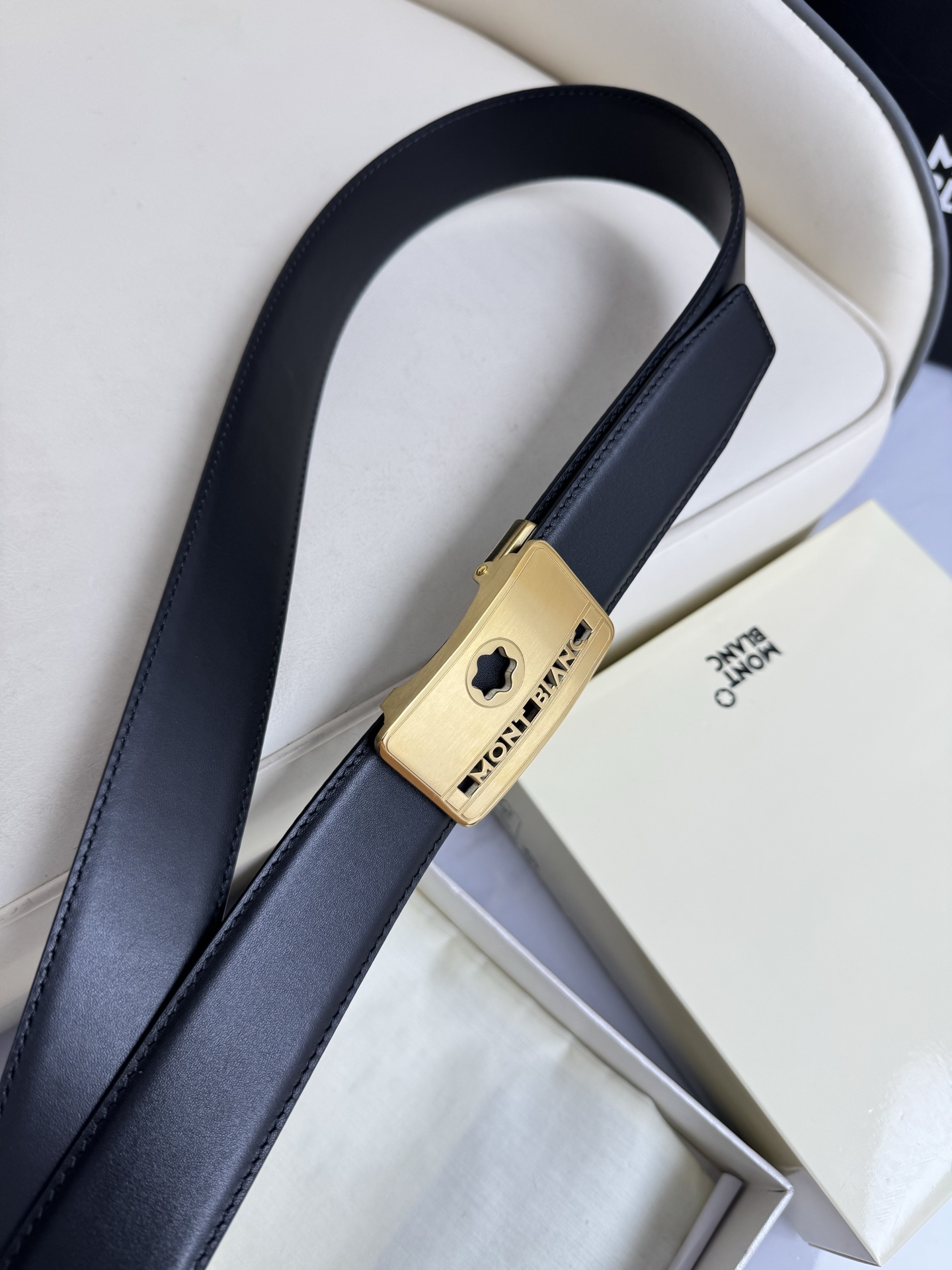 Montblanc万宝龙 宽3.5cm 采用头层牛皮 精品针式扣头 自由裁剪商务休闲皮带👉