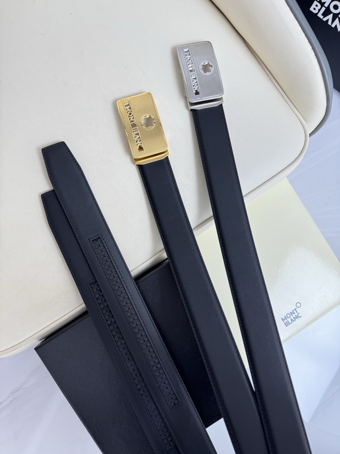 Montblanc万宝龙 宽3.5cm 采用头层牛皮 精品针式扣头 自由裁剪商务休闲皮带👉