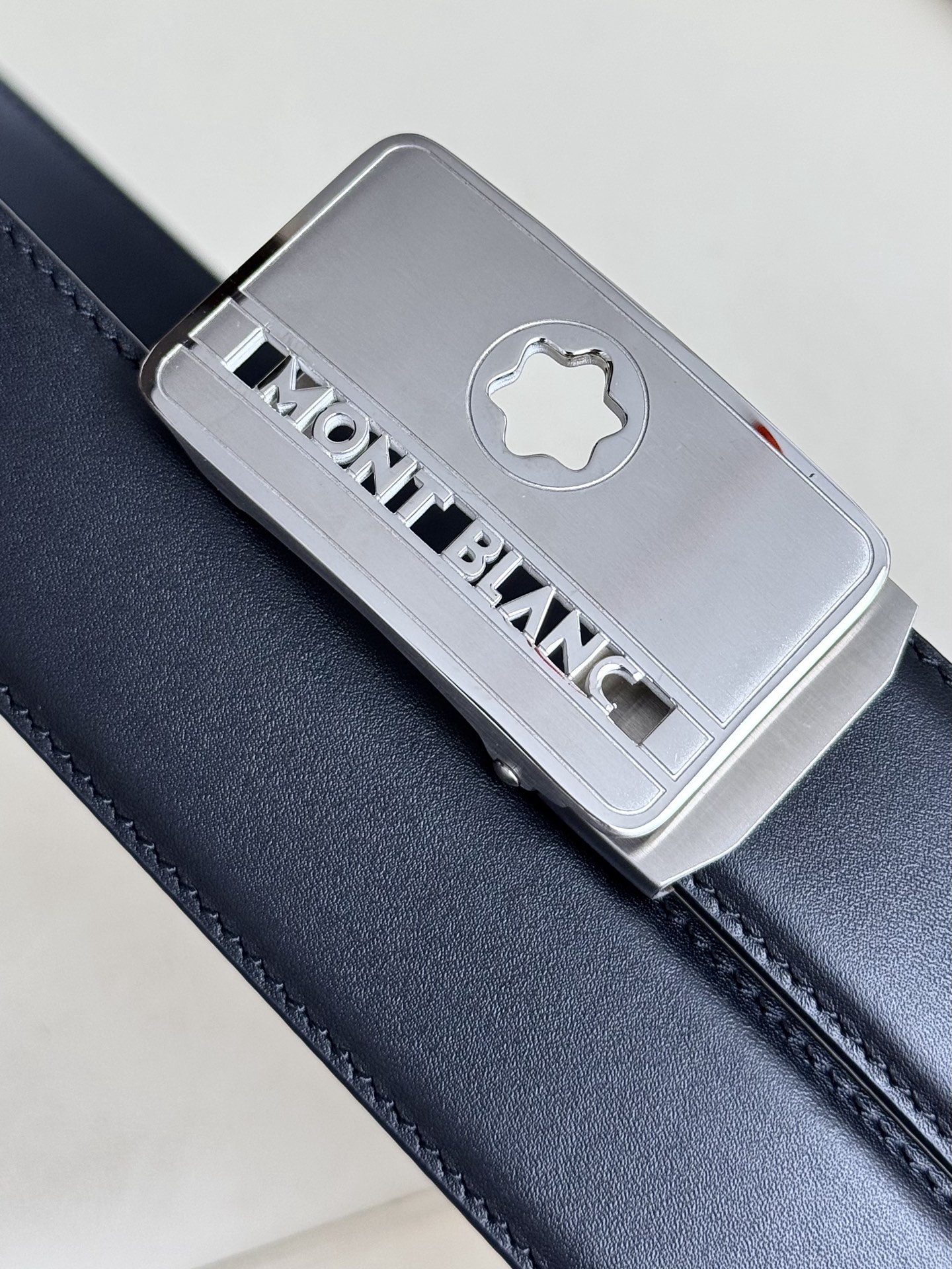 Montblanc万宝龙 宽3.5cm 采用头层牛皮 精品针式扣头 自由裁剪商务休闲皮带👉